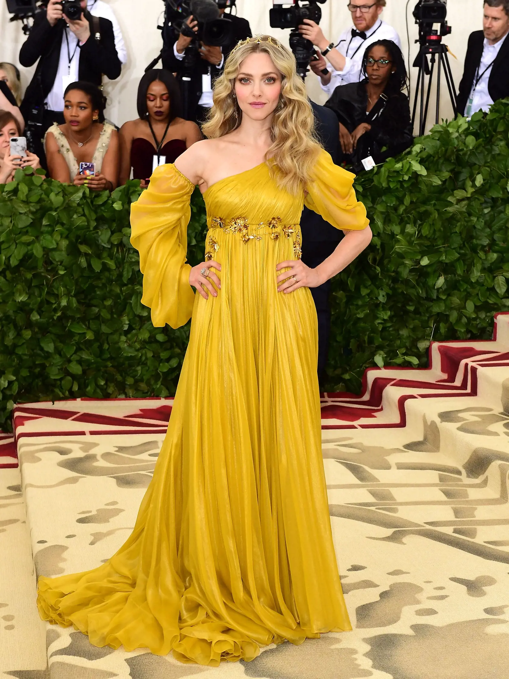Amanda Seyfried v šatách Prada