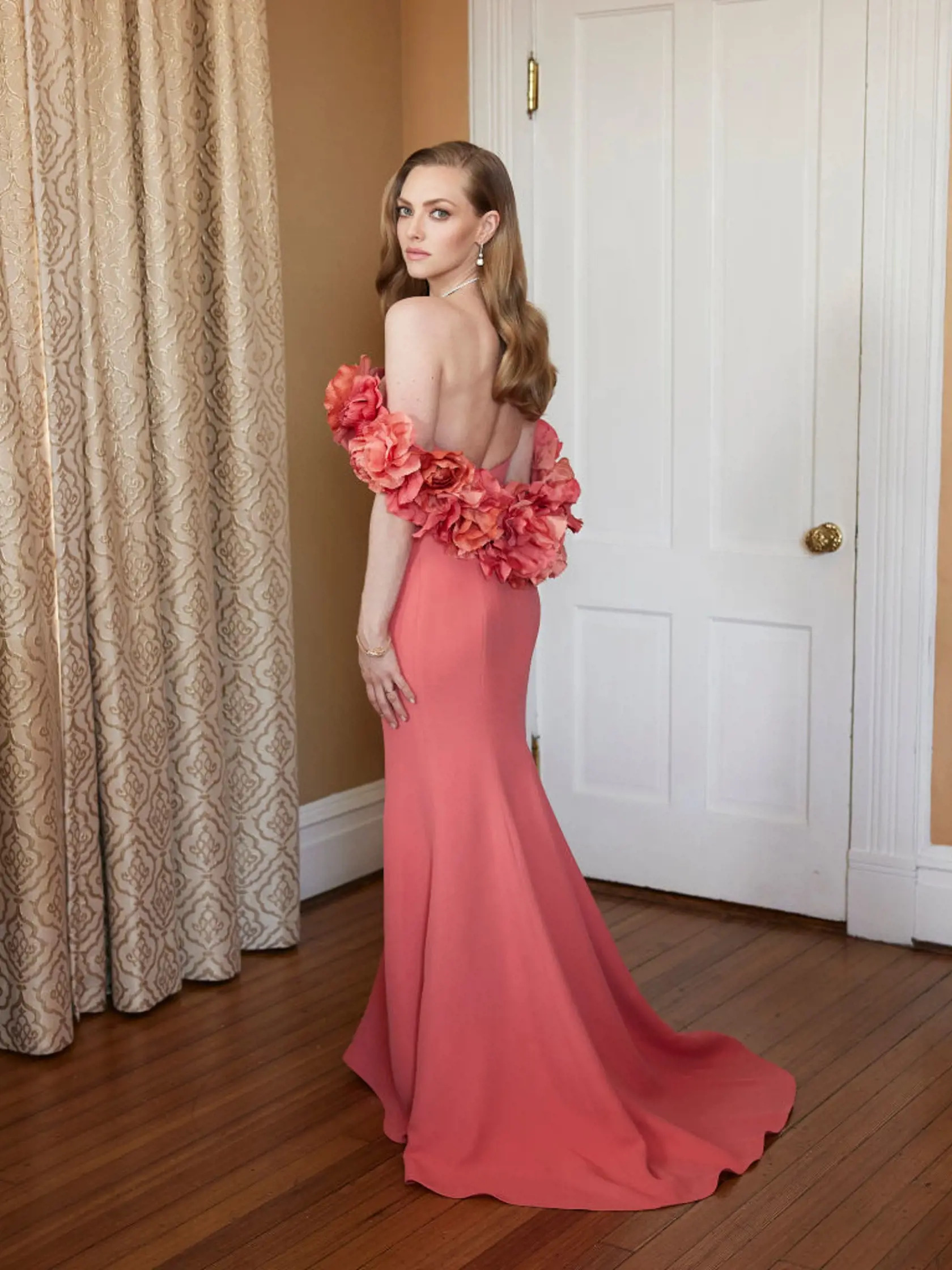 Amanda Seyfried pred 78. výročným udeľovaním Zlatých glóbusov 28. februára 2021.
Oscar de la Renta