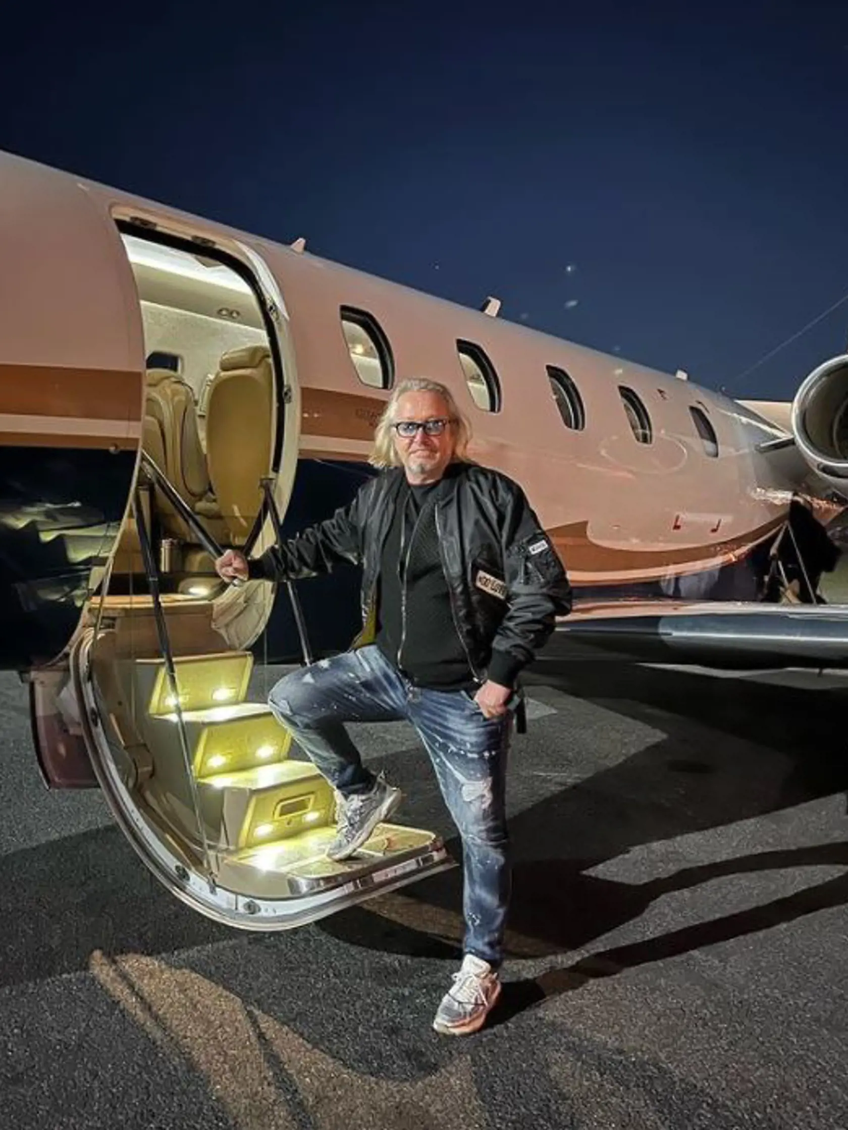 Samozrejme nebude chýbať ani poriadna dávka luxusu, súkromné lietadlá a drahý hotel.