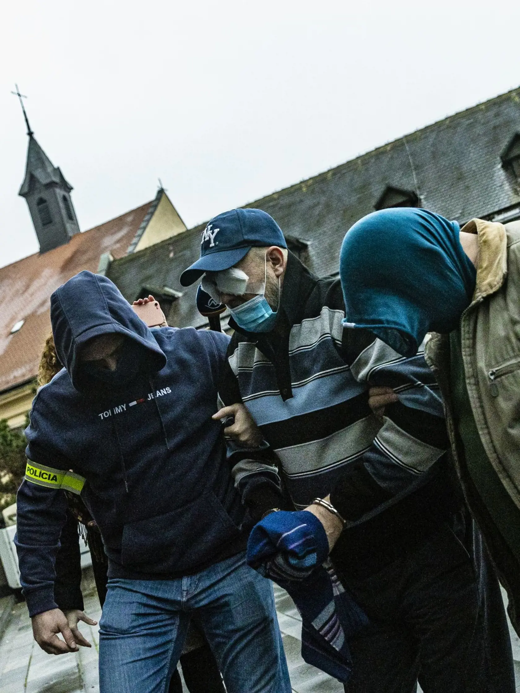 ZADRŽANÝ RUSKO Takto ho s prelepenými očami priviedli na Najvyšší súd. Ten ho vzal do útekovej väzby pre indície, že chce ujsť zo Slovenska.