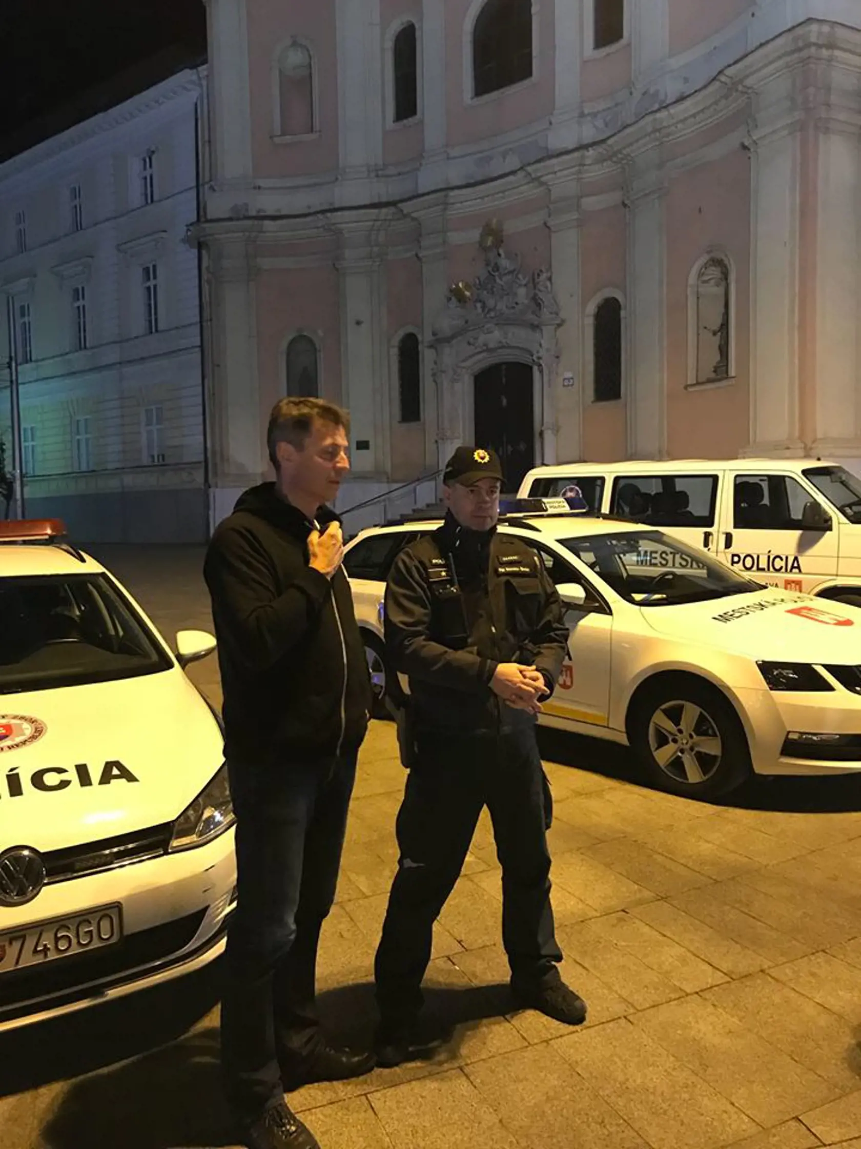 Ivo Nesrovnal kontroloval spolu s policajtmi bezpečnostnú situáciu na Obchodnej ulici.