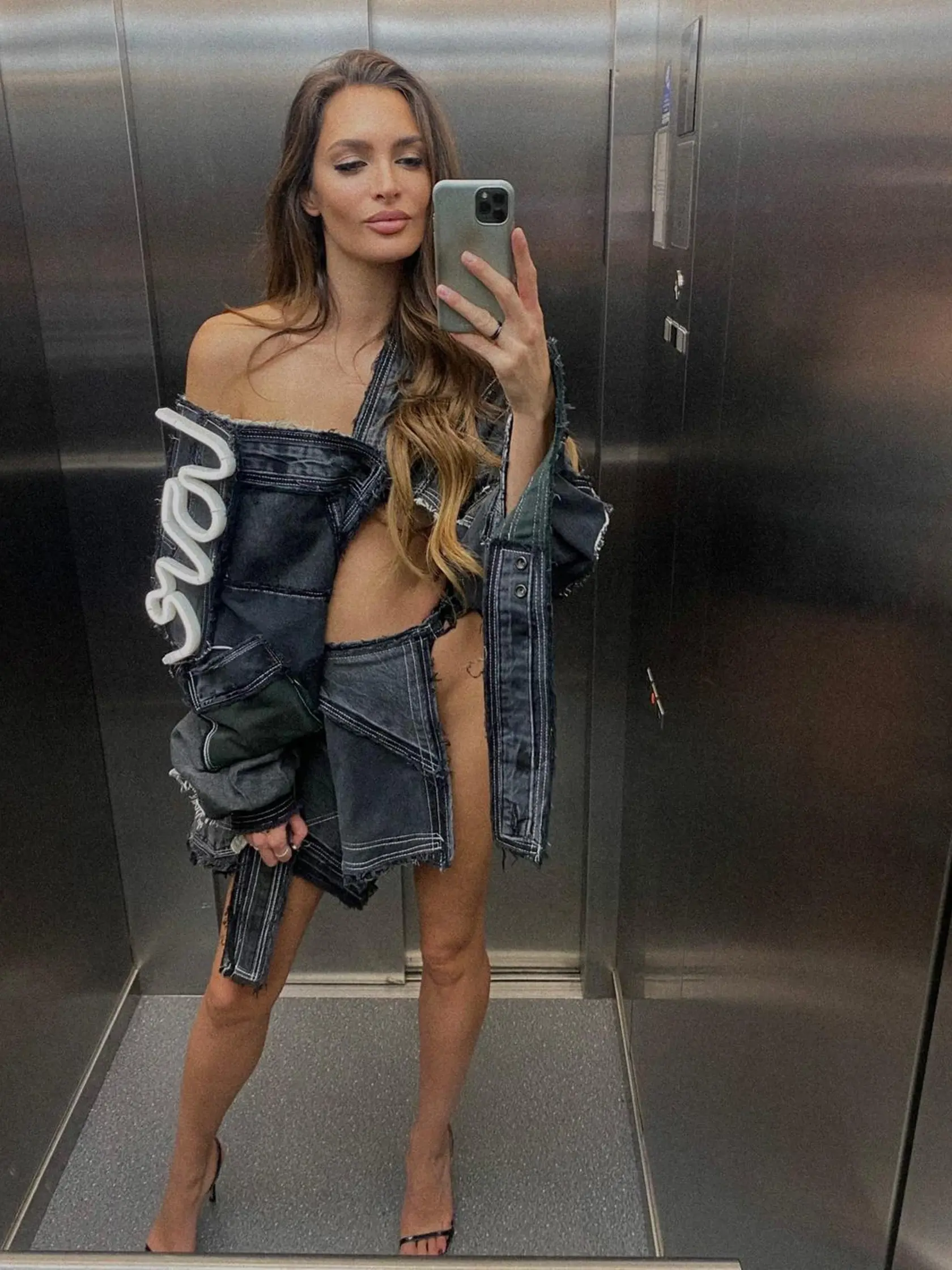 Veronike odvaha rozhodne nechýba. Veronika, kde máš gaťky? Tento outfit má na svedomí Lukáš Krnáč a Veronika si v ňom strihla fotenie spolu s modelkou Simone a modelom Oliverom.