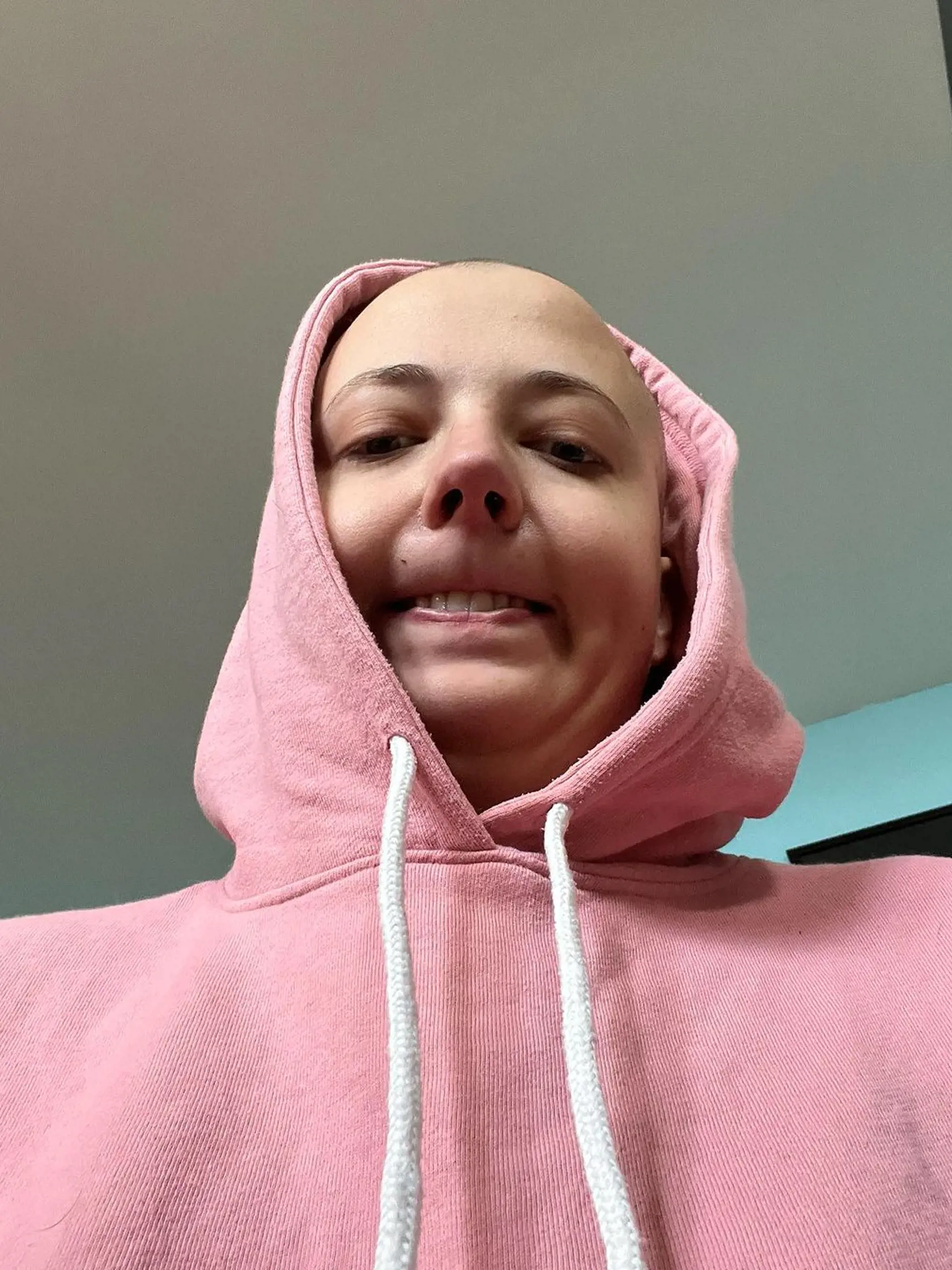 November 2023: Anna Julie Slováčková si nedávno oholila hlavu.