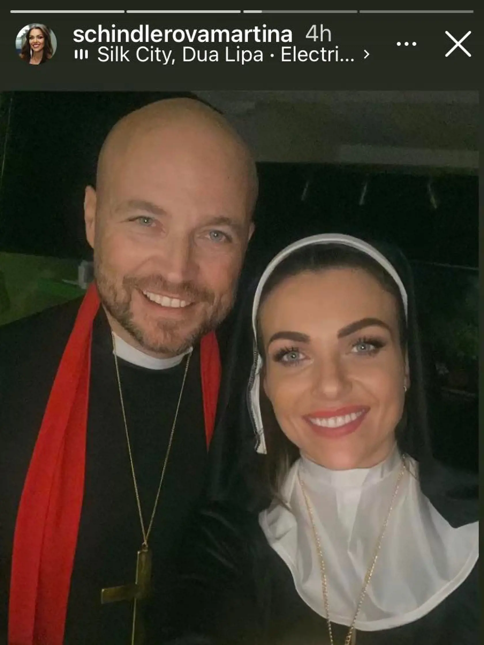 Halloween našich celebrít: Na snímke speváčka Martina Schindlerová s partnerom Marcelom.