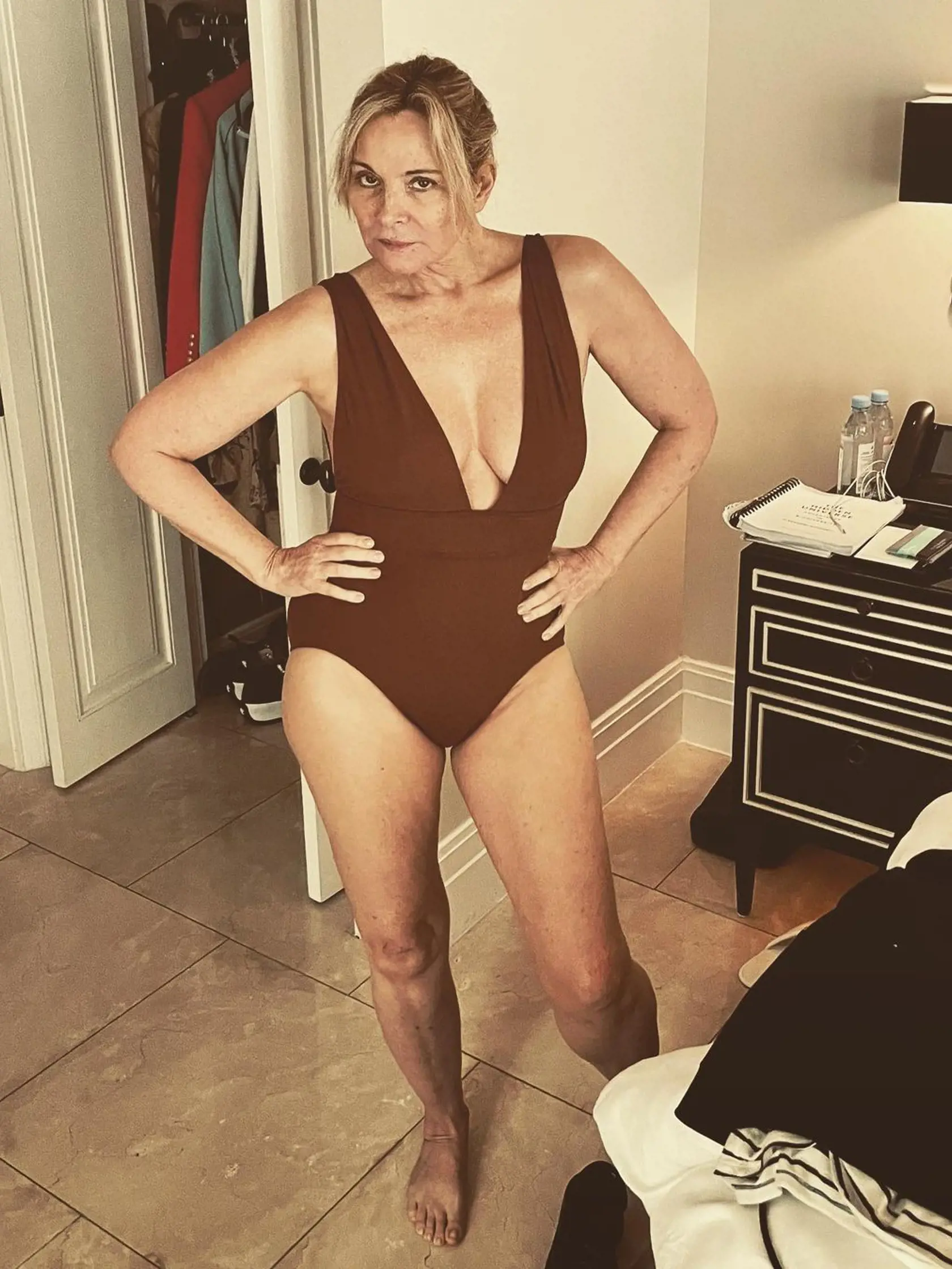 Kim Cattrall (66) ako kadetka Karen Thompsonová: Nádherná herečka sa narodila v Anglicku, v troch rokoch sa však s rodinou presťahovala do Kanady. Do Anglicka sa vrátila, keď mala 11 rokov. Svetoznámou sa stala vďaka seriálu Sex v meste.
