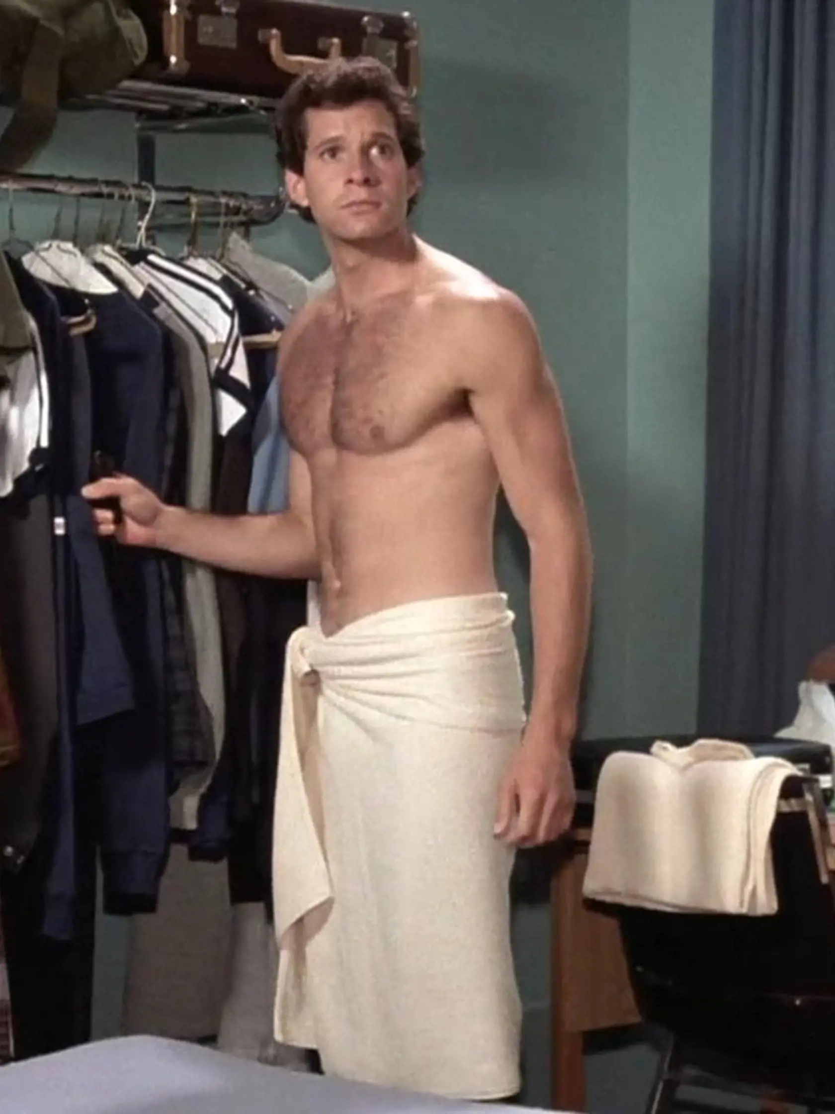 Steve Guttenberg (64) ako kadet Carey Mahoney.