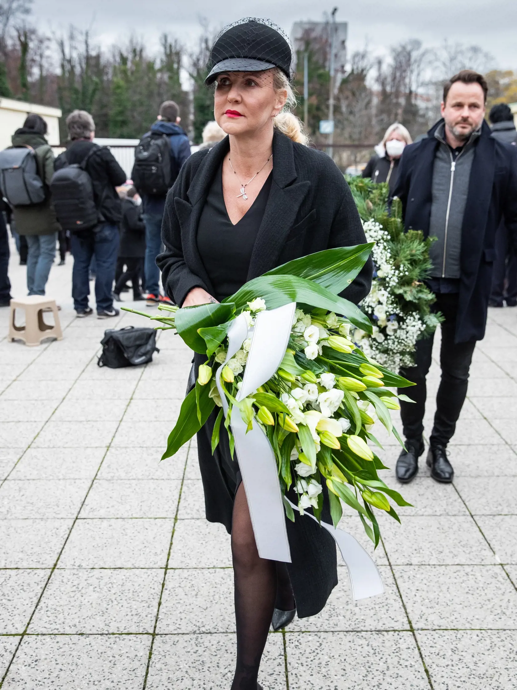 Pohreb speváka Miroslava Žbirku v pražskom krematóriu Strašnice. Na snímke Vendula Pizingerová.