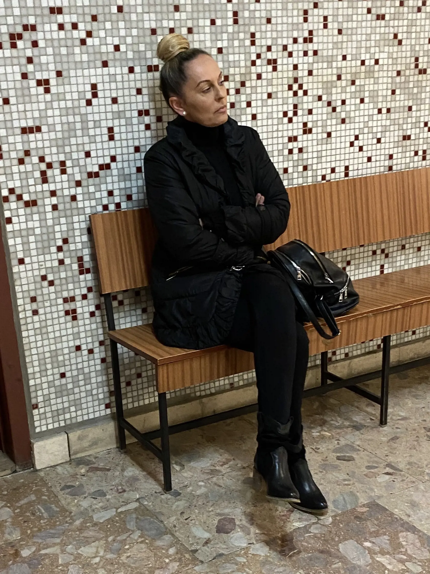 Svedkyňa Helena Dokupelová v minulosti pomáhala vo firme Nory Kabrheľovej s účtovníctvom. Uviedla, že do kancelárie prichádzala sporadicky, niekedy aj iba raz do mesiaca. Jej svedectvo je v prípade kľúčové a je na ňom postavená obžaloba. Je presvedčená, že faktúry vystavené Kabrheľovej firmou za účtovné poradenstvo exekútorovi Karolovi Mihálovi za mesiace jún, júl a august 2013 sú fiktívne.