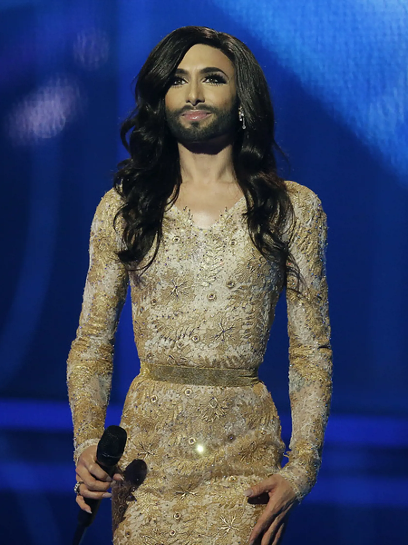 Rakúšan Thomas Neuwirth, ktorý na pódiách vystupuje ako bradatá speváčka Conchita Wurst, sa stal víťazom sobotňajšej súťaže Eurovízie s piesňou "Rise Like A Phoneix".