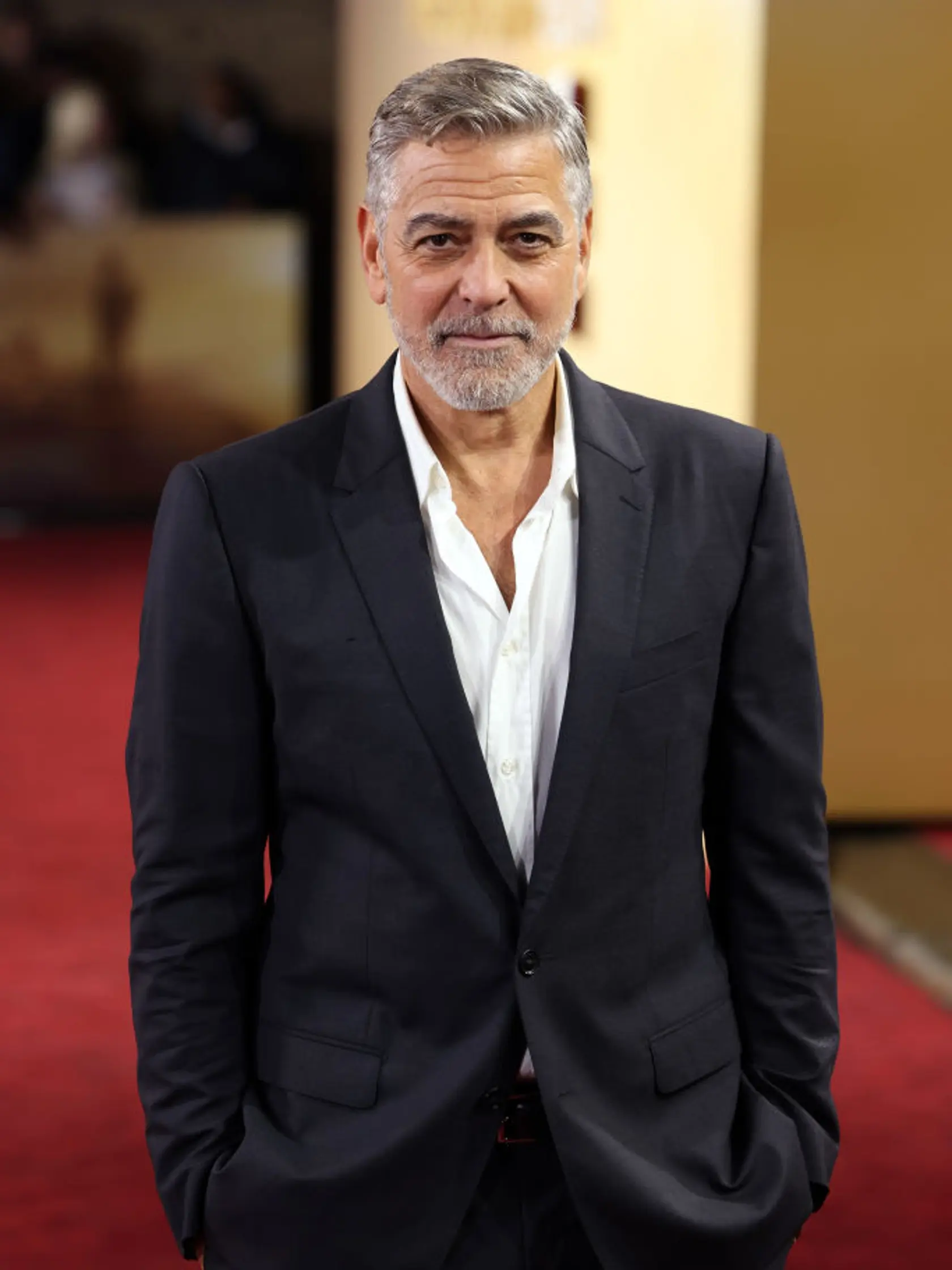 George Clooney: Roky boli jeho poznávacím znamením strieborné vlasy aj brada. 