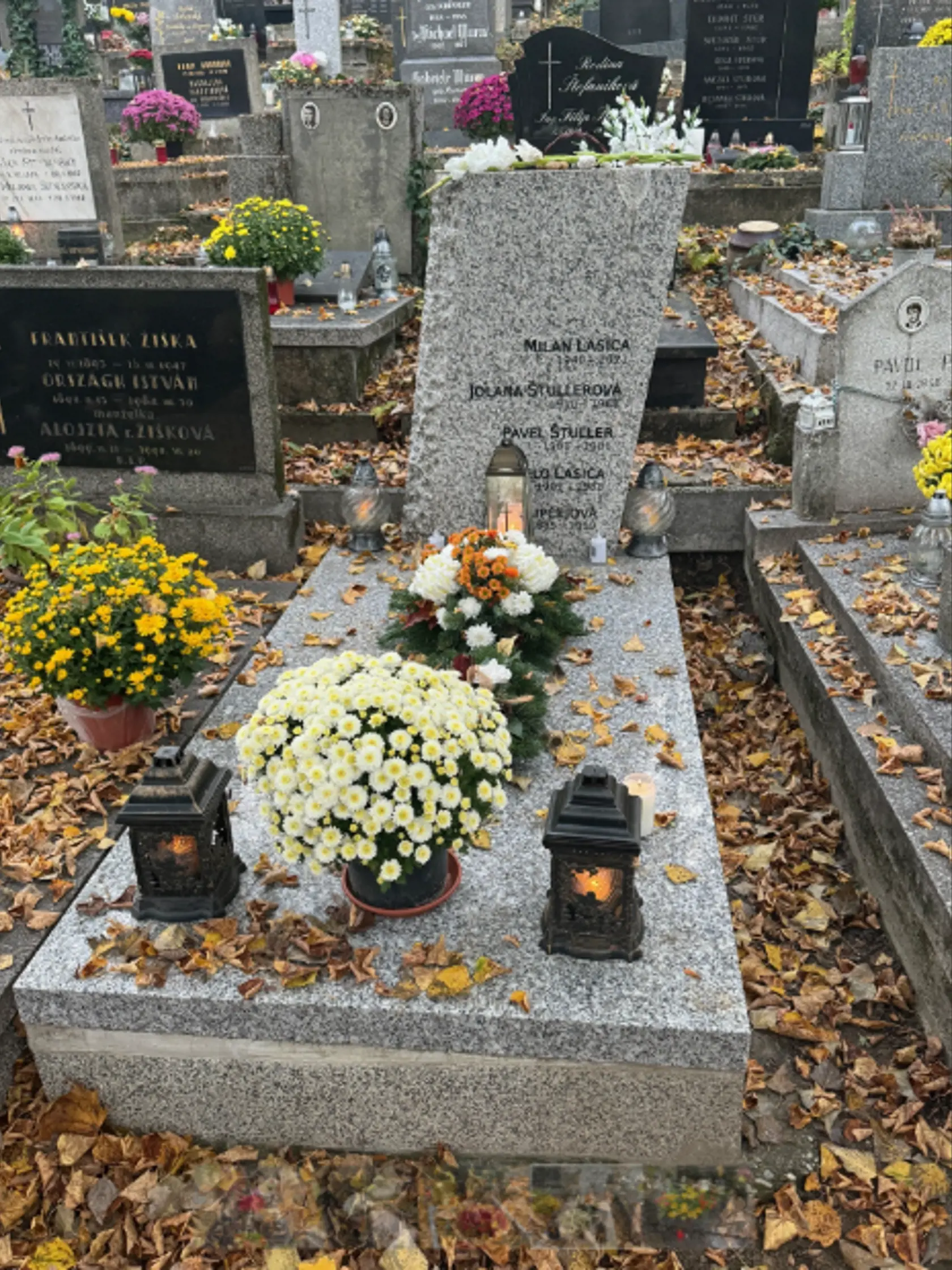 Rodinný hrob, kde leží aj Milan Lasica. Cintorín Slávičie údolie.