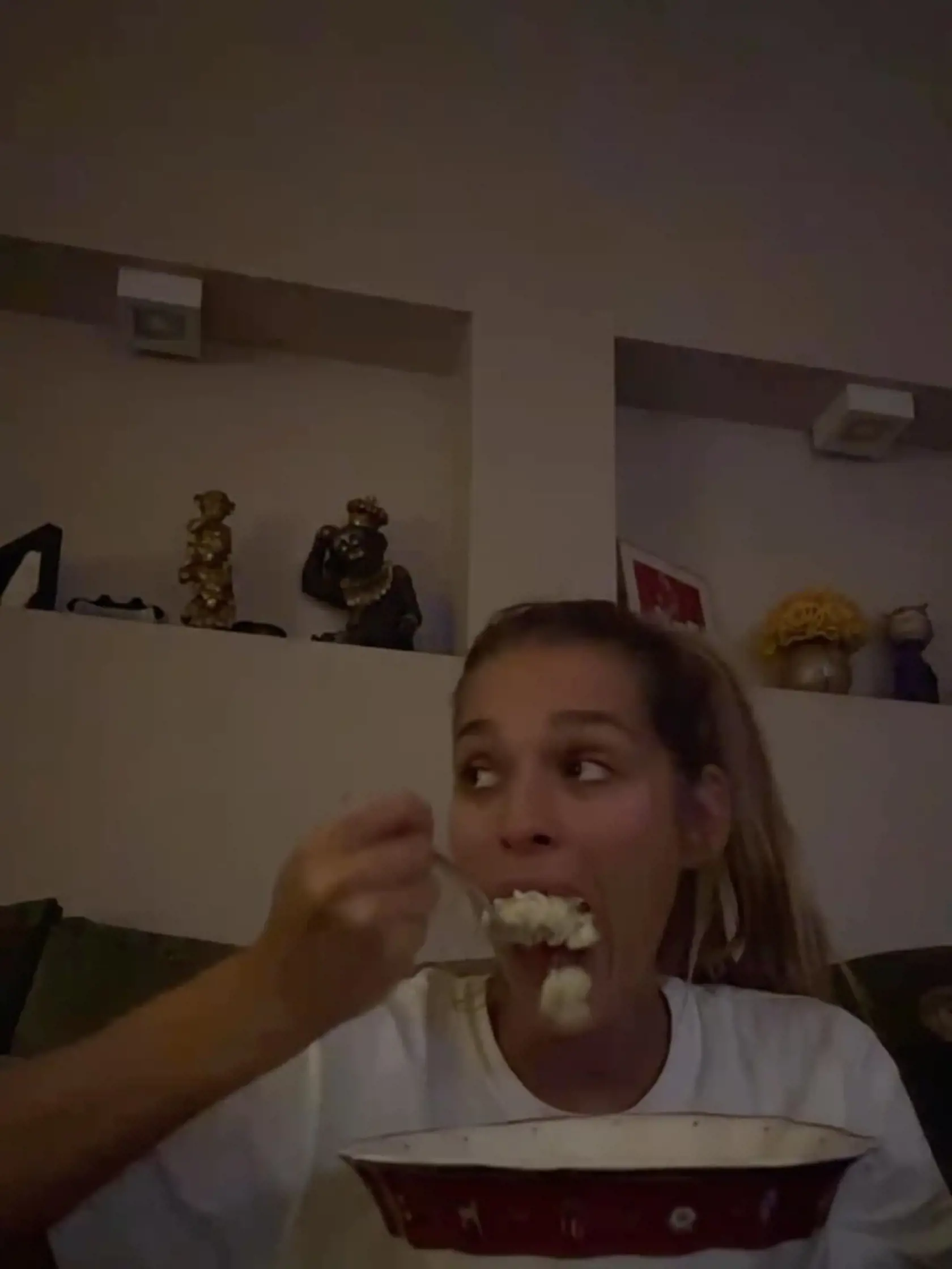 Jasmina si dopriala vianočný šalát rovno z misy!