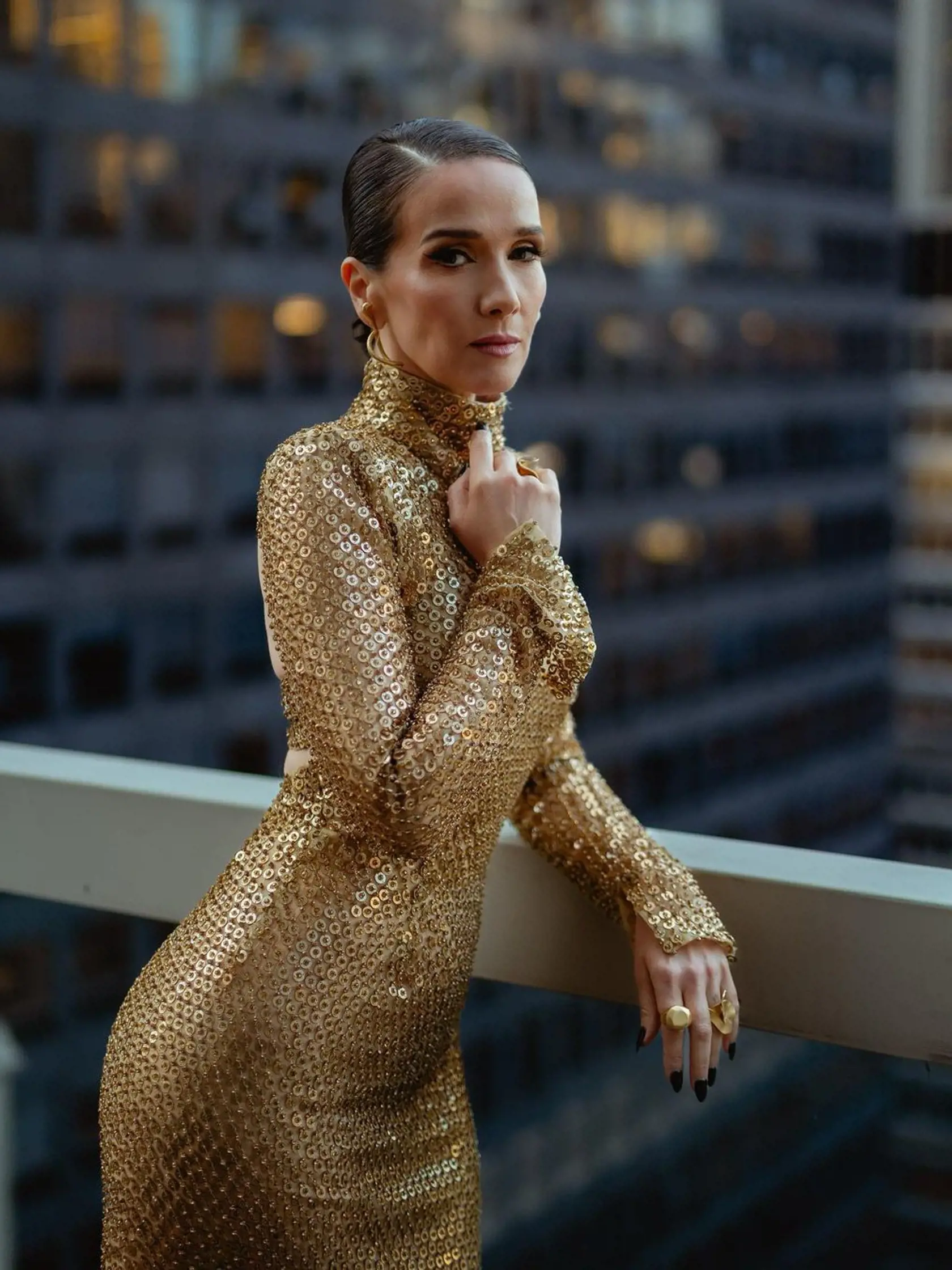 Natalia Oreiro v zlatých šatách so stojačikom. Vyzerajú ako flitrované, ale pozrite sa bližšie. Tvoria ich podobné kovové cvočky, aké byvajú na džínsoch. Aké originálne!