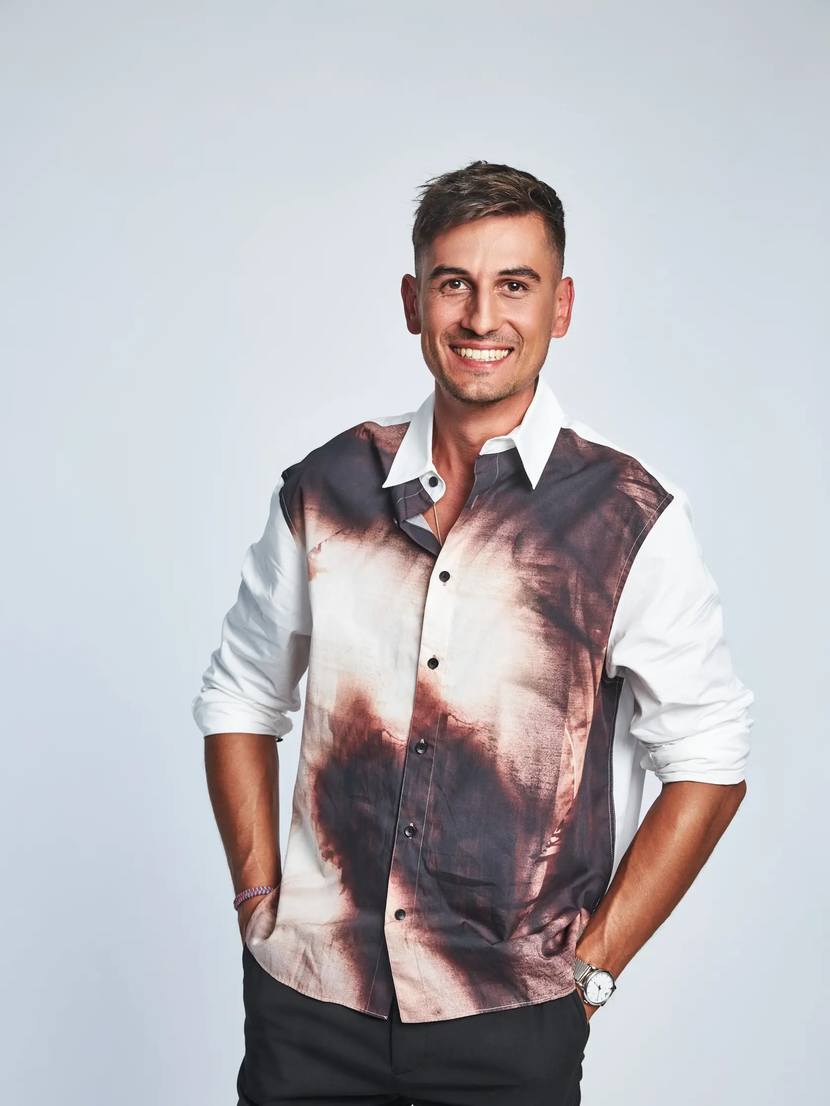 Peter Janiga (33): Na statku ho nemá čo prekvapiť, je totiž syn stavbára, ktorý ho veľa naučil. „Ovládam manuálne práce a som kreatívny,“ potvrdzuje. Peter zrejme nemá núdzu o nápadníčky, je dlhšie single, a hoci si to užíva, na Farme si vie predstaviť nájsť aj lásku. Túži po tolerancii a spoločnej vlnovej dĺžke. Možno práve na statku spozná ženu svojich snov.