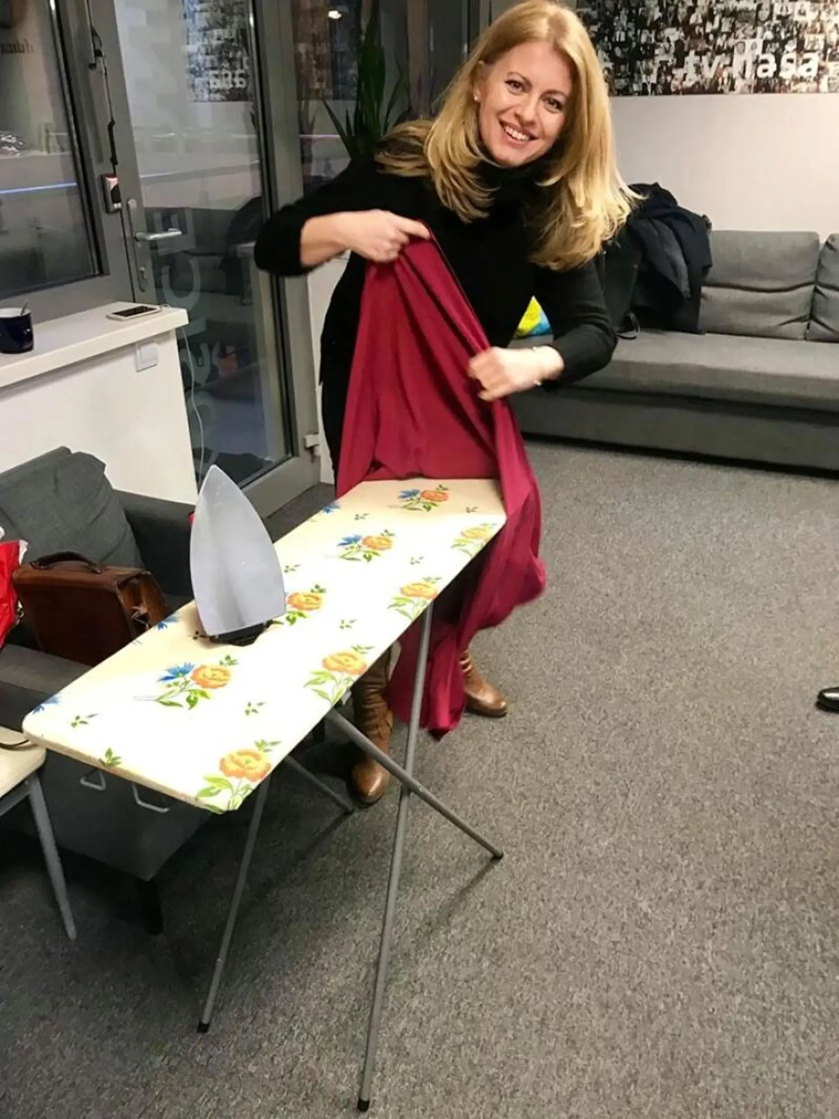 Zuzana Čaputová - Prezidentka Slovenskej republiky pri domácich prácach.