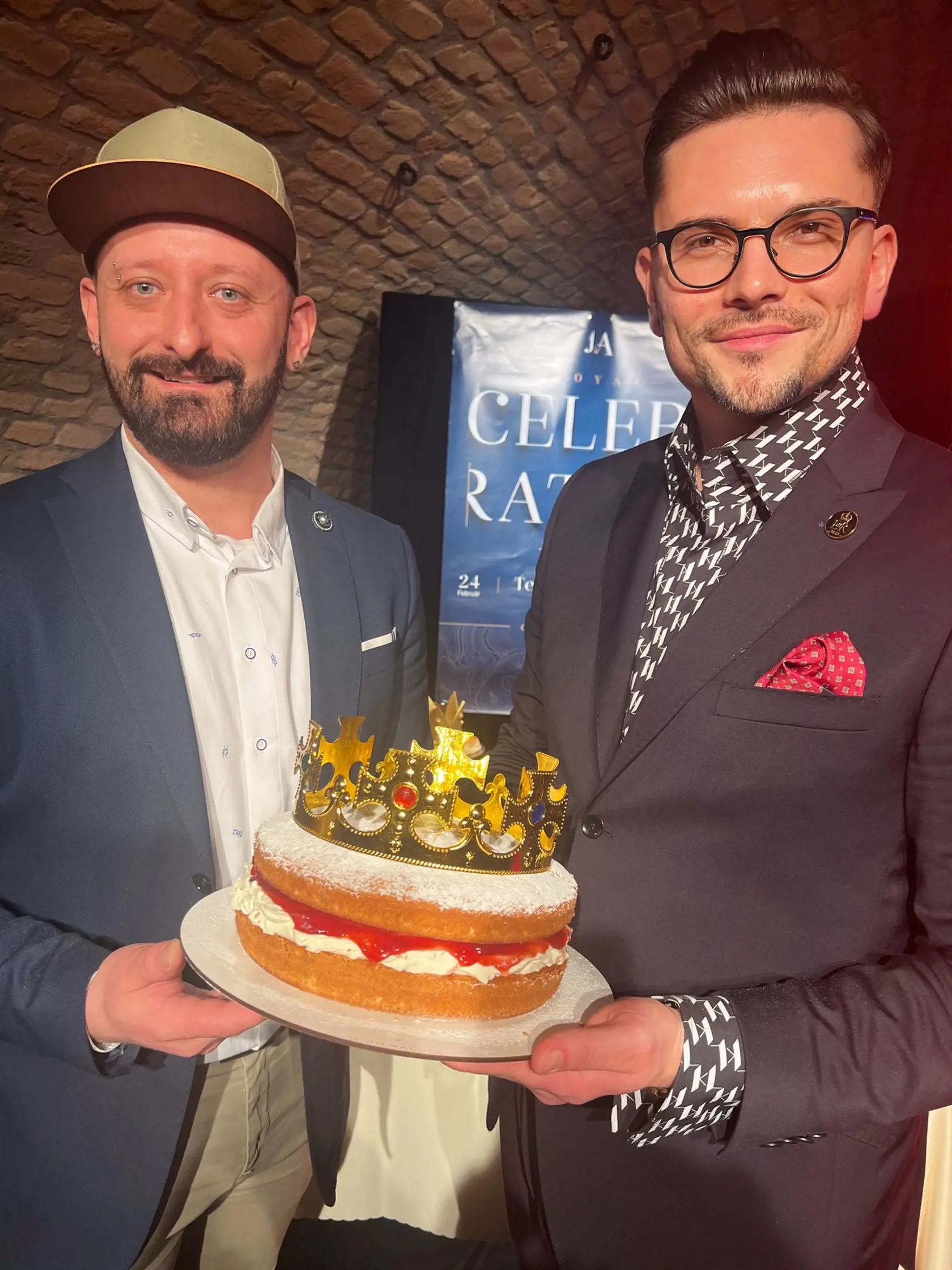 Cukrár Miňo Macuľa a royalista Jakub Abrahám s koláčom Victoria Sponge.