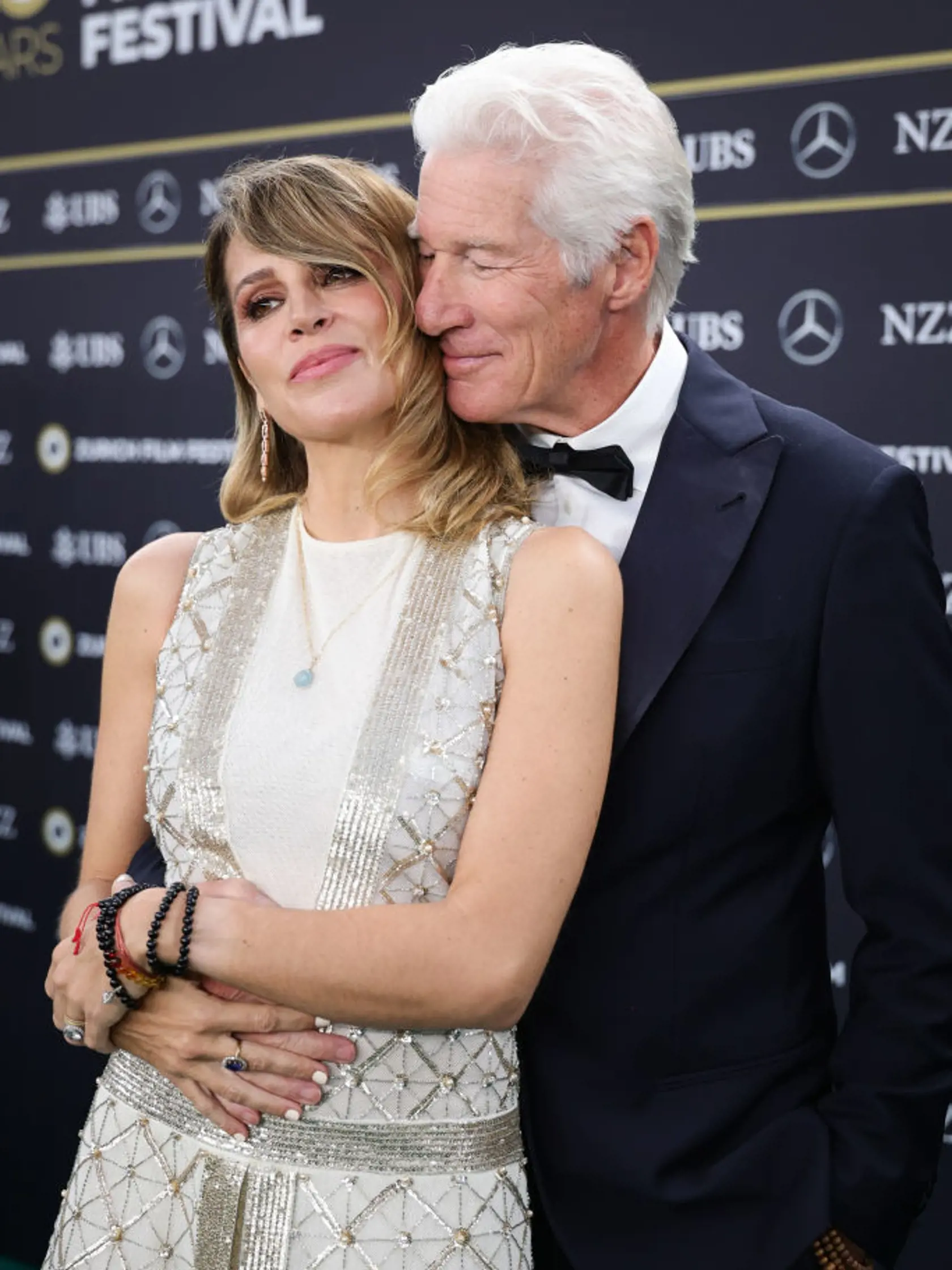 Richard Gere sa tretíkrát oženil s o 34 rokov aktivistkou Alejandrou. Nemôže sa jej nabažiť.