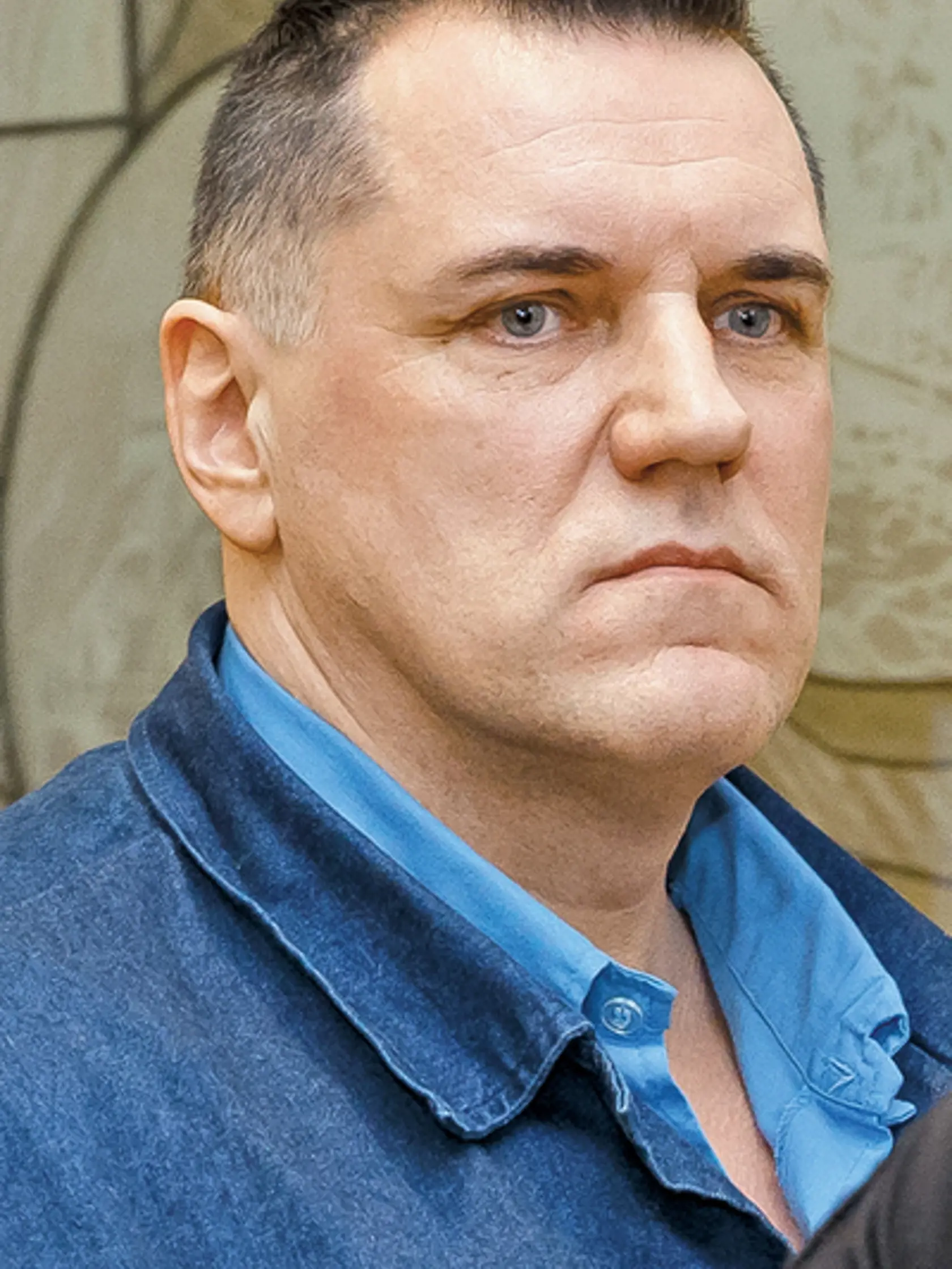 Černák bez povestných fúzov.