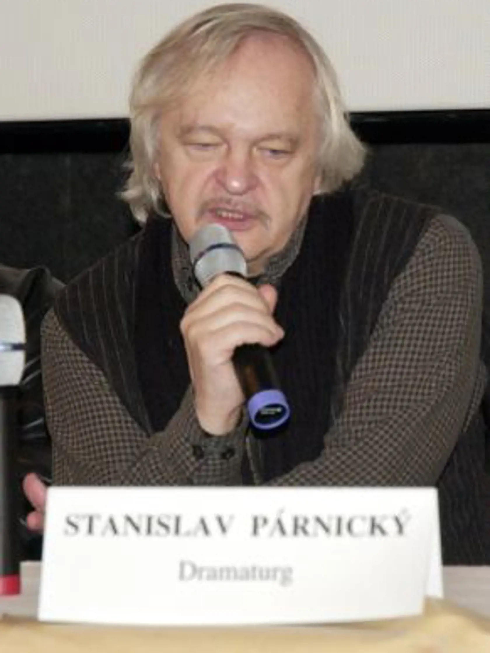 Archív - Slovenský divadelný , filmový a televízny režisér STANISLAV PÁRNICKÝ sa narodil 11. apríla 1945 v Piešanoch. Jeho práce pre televíziu ako Straty a nálezy (1972), Americká tragédia (1977), Chlapec z majera (1980), Najatý klaun (1980), Zbožòovaná (1980), Pasca (1981), Cukor (1982), Håbkový rekord (1980), O mužoch, ženách a deoch (1983) vzbudili nielen záujem publika, ale boli odmenené aj na mnohých festivaloch. Od roku 1985 prešiel na Kolibu do Slovenskej filmovej tvorby. Tam vznikli sn