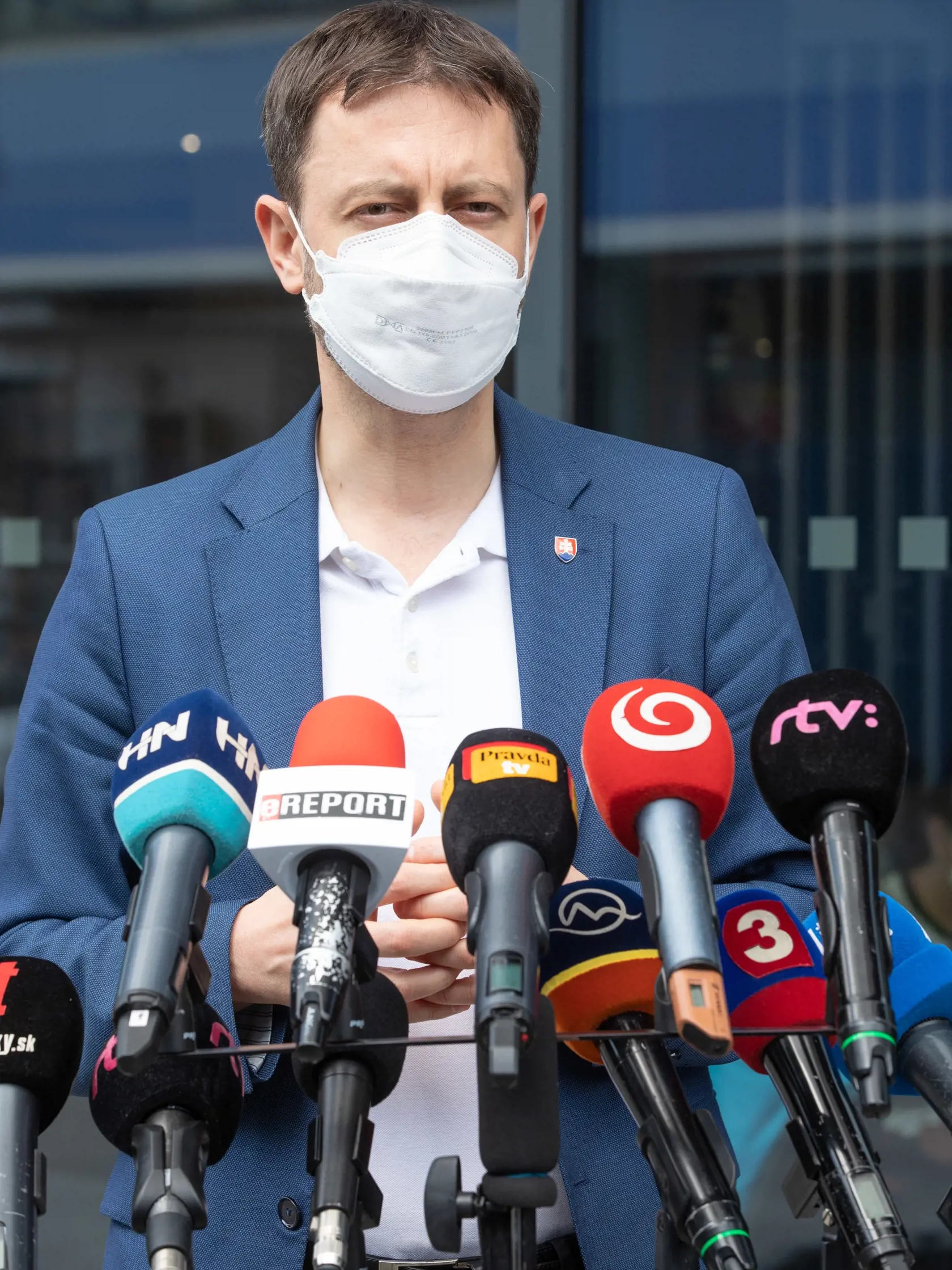 Na snímke je predseda vlády SR Eduard Heger ktorý sa nechal zaočkovať prvou dávkou proti covidu.
