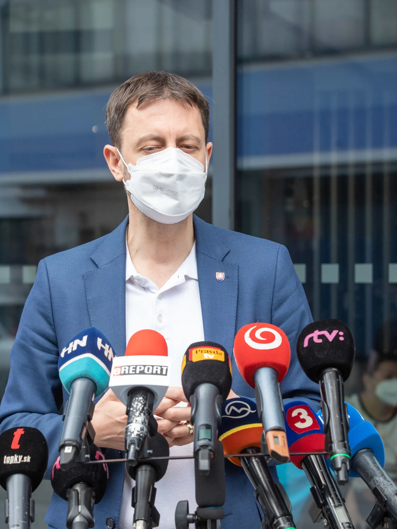 Na snímke je predseda vlády SR Eduard Heger ktorý sa nechal zaočkovať prvou dávkou proti covidu.
