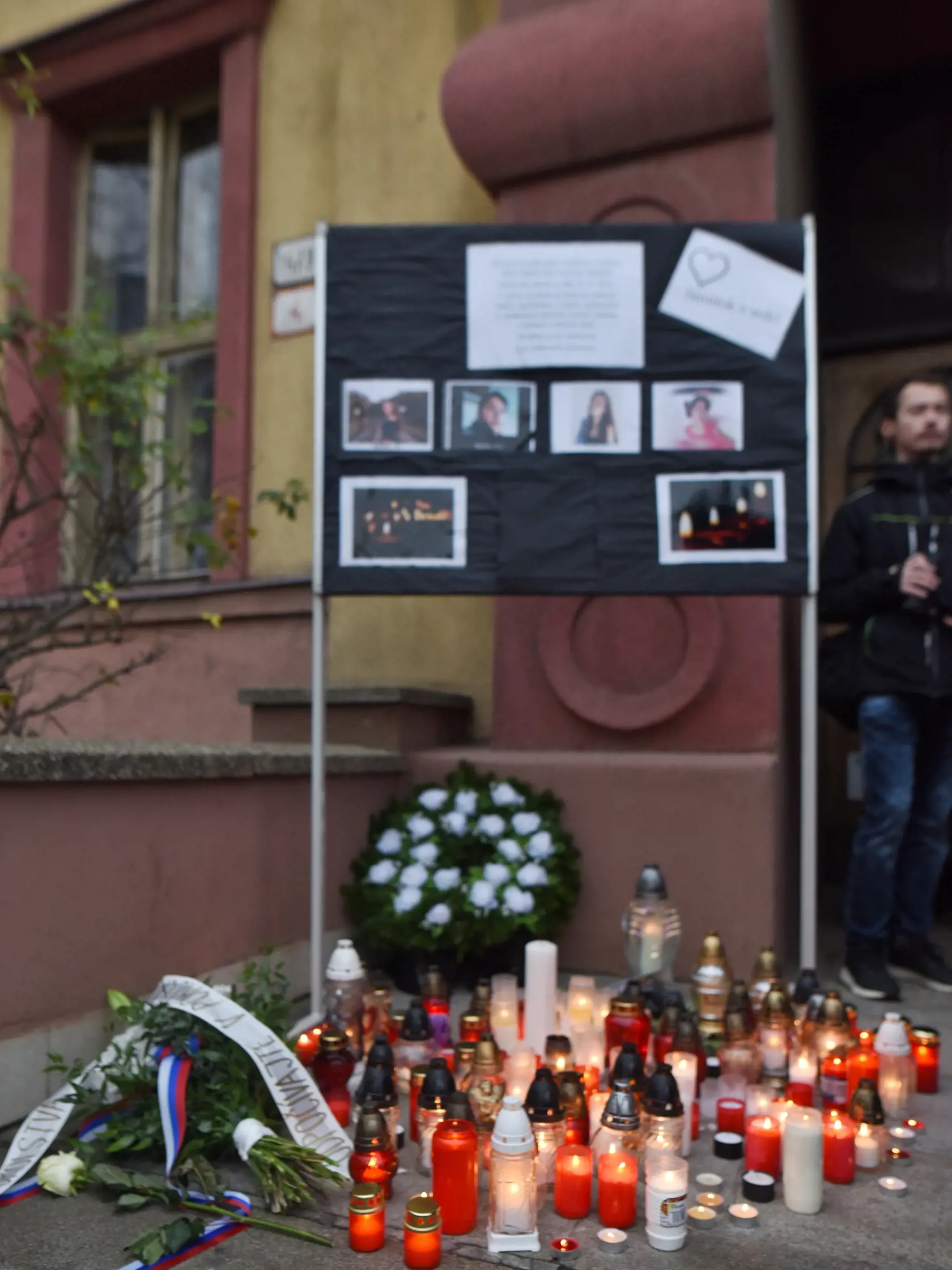 Na snímke zapálené sviečky pred Strednou odbornou školou (SOŠ) techniky a služieb na uctenie si pamiatky obetí stredajšej tragickej nehody v Nitre v piatok 15. novembra 2019. Na Slovensku sa začal štátny smútok, ktorý pripomína 12 obetí tragickej dopravnej nehody pri Nitre. Od 08.00 do 20.00 h budú štátne vlajky spustené na pol žrde. Nehoda, ktorá sa stala v stredu (13. 11.) na zlatomoravskej ceste I/65 neďaleko Malanty pri Nitre, patrí medzi najtragickejšie v histórii Slovenska. Zrazili sa pri 