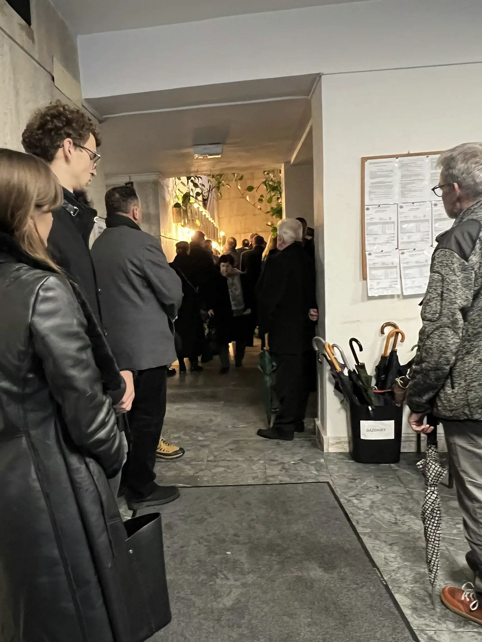 "Česť pamiatke pána primára Martina Somoru, nášho "Moma"! Nedokážem popísať, čo cítim a nad čím premýšľam, ale chcem vyjadriť svoju veľkú úctu k nemu, obrovský smútok z jeho odchodu a vďaku za jeho prácu!," vyjadril sa Michal Patarák, ktorý na miesto prišiel asi pol hodinu pred začiatkom pohrebu.