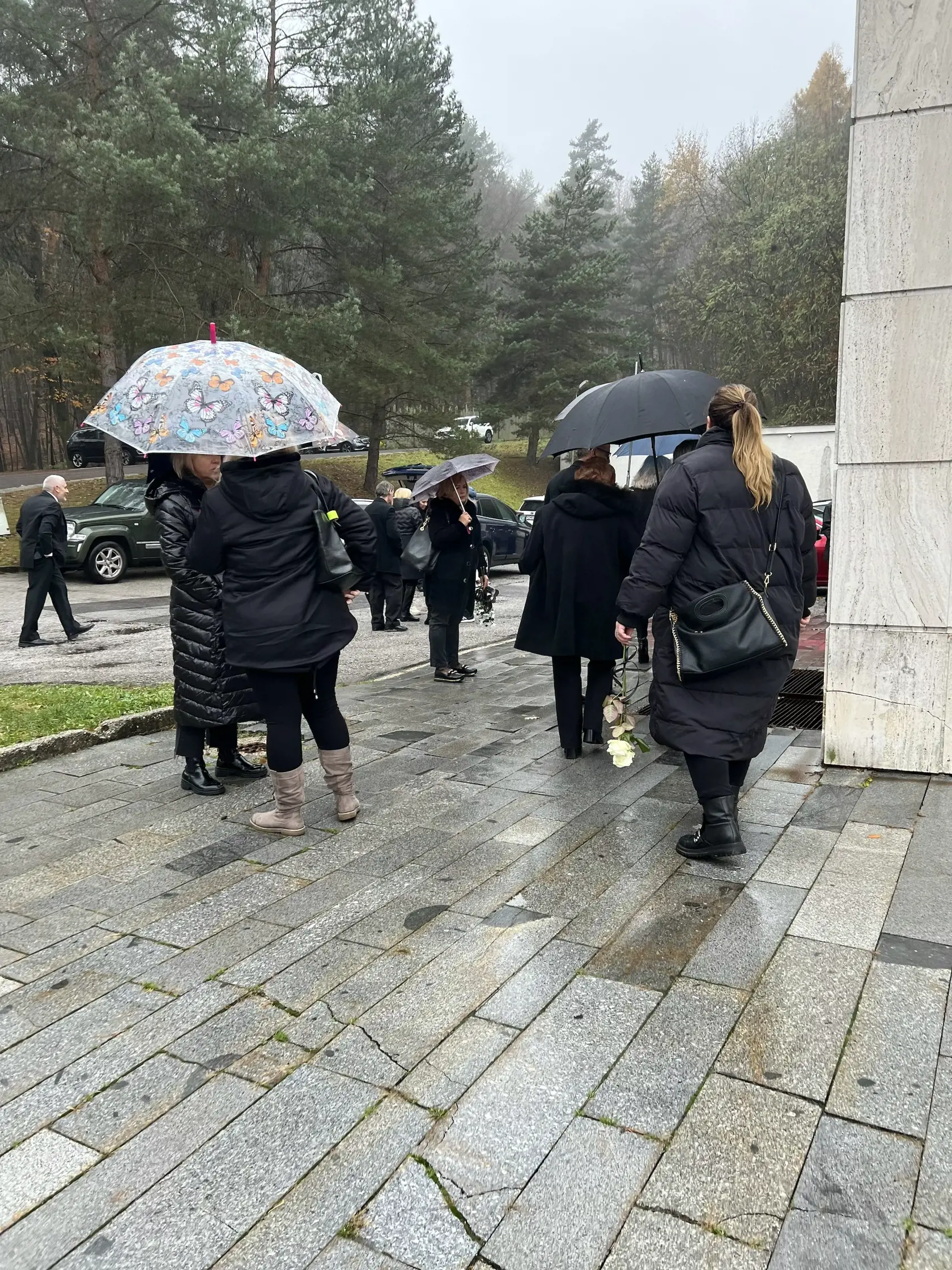 S Martinom Somorom, ktorý šéfoval Centru pre liečbu drogových závislostí v Banskej Bystrici, sa rodina, blízki, priatelia a kolegovia rozlúčili v pondelok poobede v Krematóriu Kremnička v Banskej Bystrici. Rozlúčiť sa s ním naposledy prišli desiatky ľudí, budovu zaplnili tak, že niektorí museli stáť vonku.