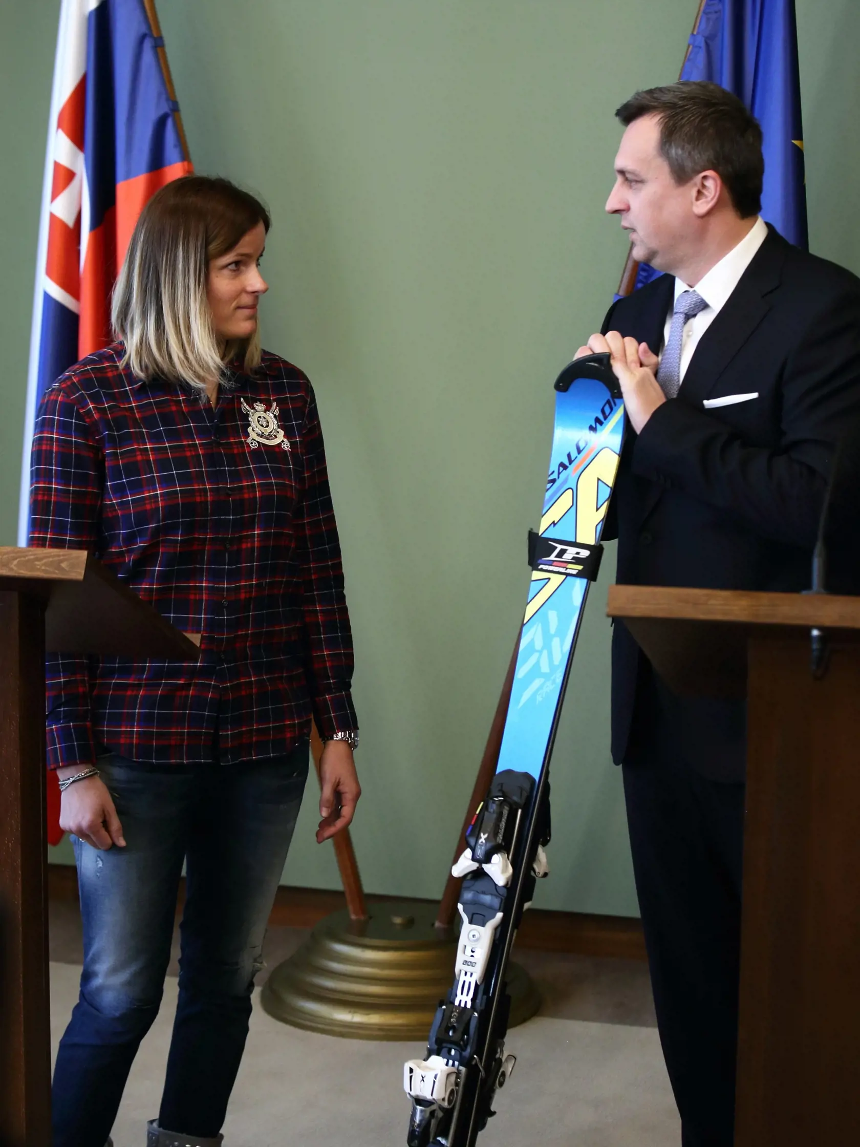 20170116 NRSR Zuzulova Danko, navsteva Veronika Zuzulova v NRSR spolu s otcom Petra Vlhova, Vlha, fotene pre: J. Satara