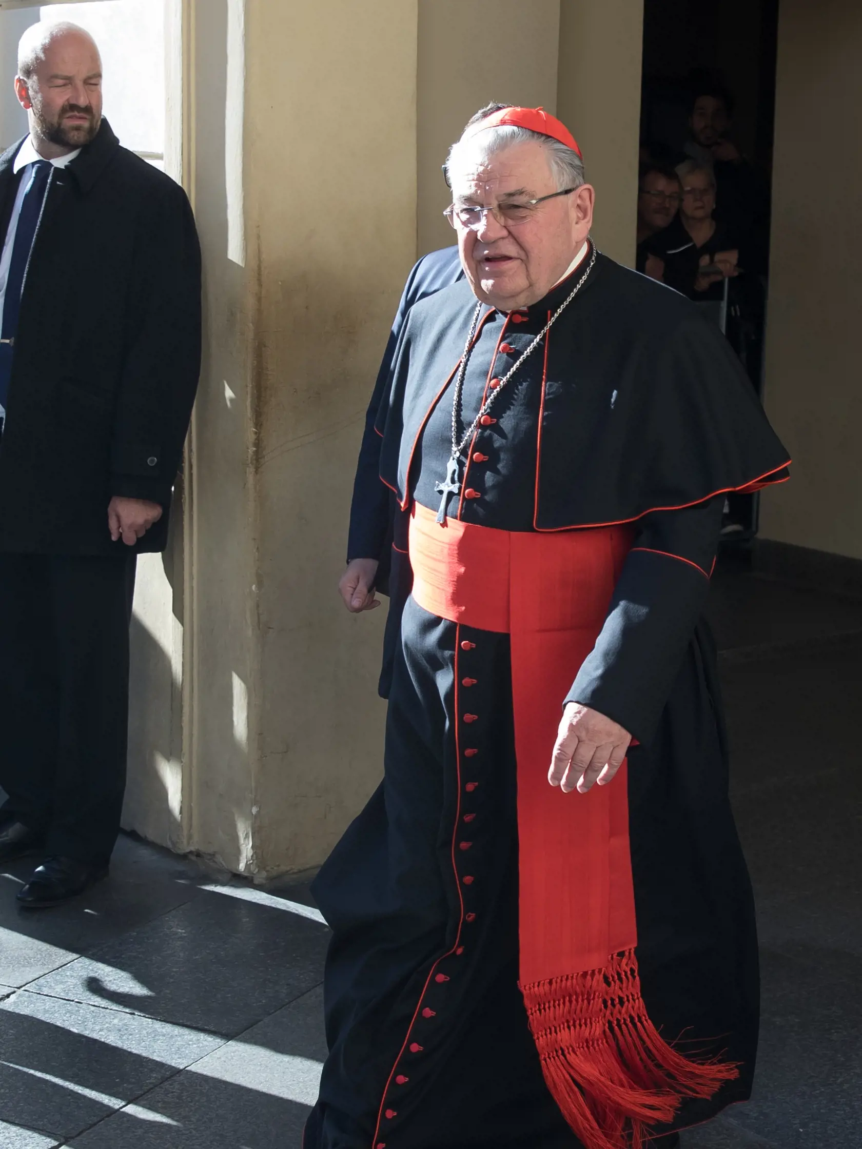 Zádušná omša za zosnulého Karla Gotta v chráme Svätého Víta na Pražskom hrade. S hudobnou legendou sa prišlo rozlúčiť množstvo známych osobností kultúrneho a verejného života. Na snímke je kardinál Dominik Duka.