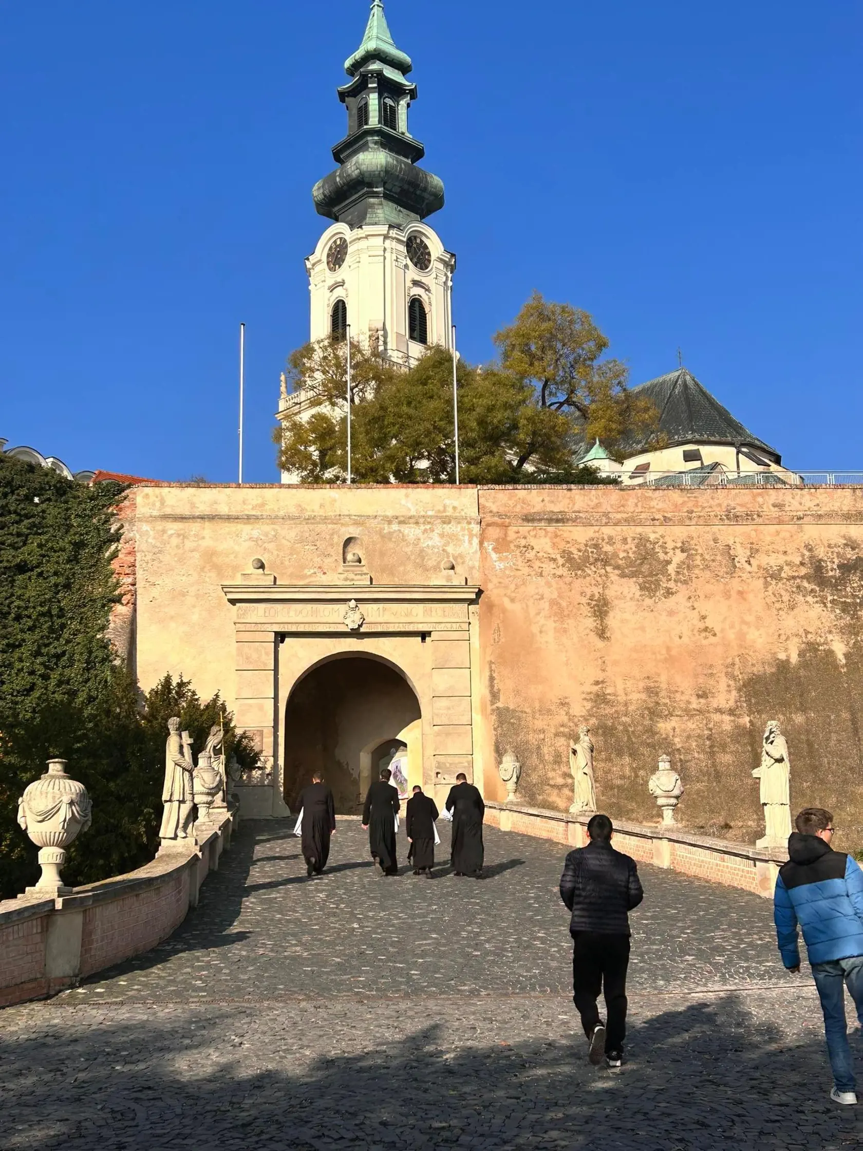 Katedrála sv. Emeráma na Nitrianskom kde sa koná spomienková bohoslužba za obete tragickej nehody.
