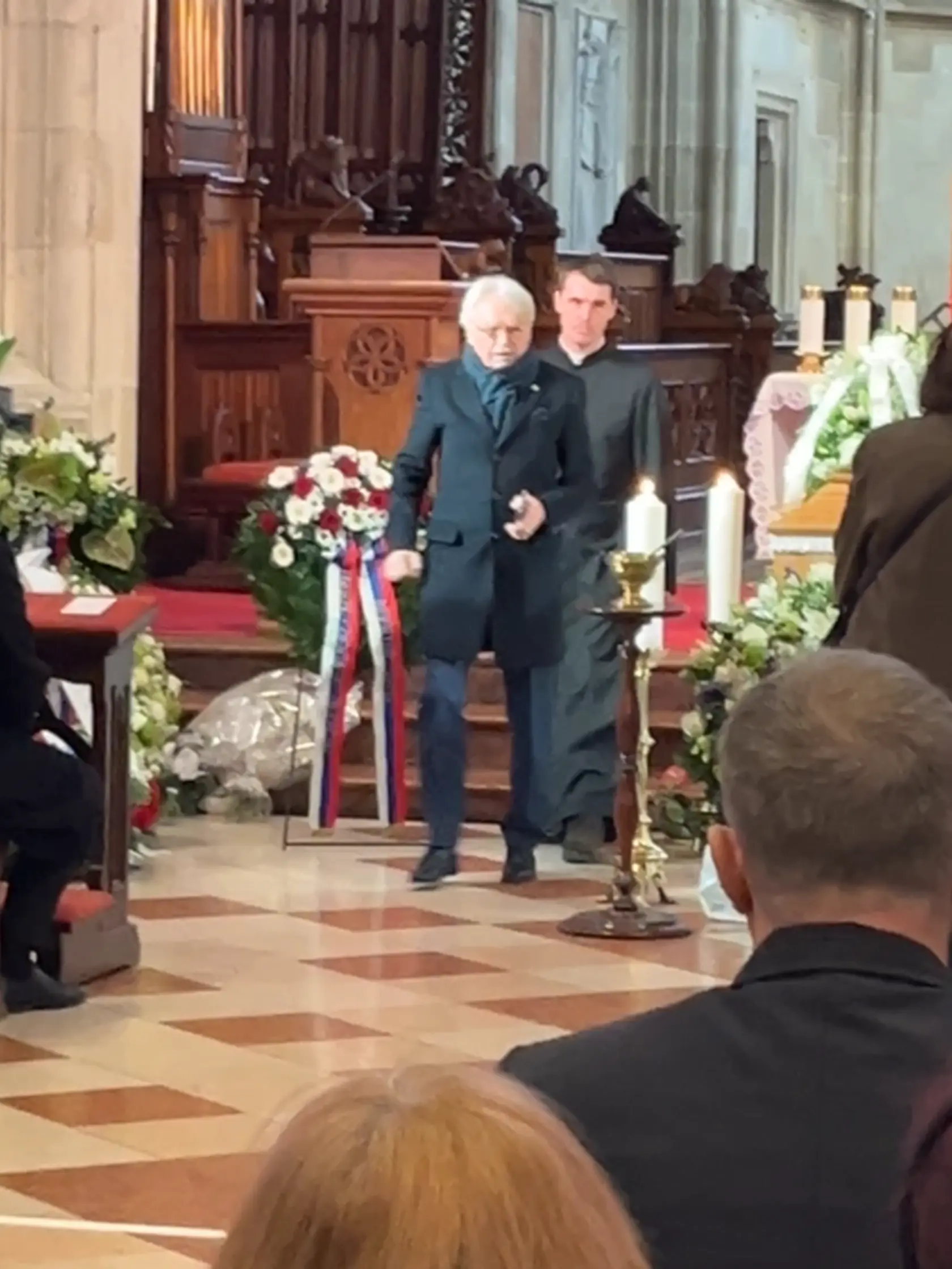 Pred oficiálnym začiatkom musela strážna služba riešiť muža, ktorý vybehol až pred oltár k rakve majstra.