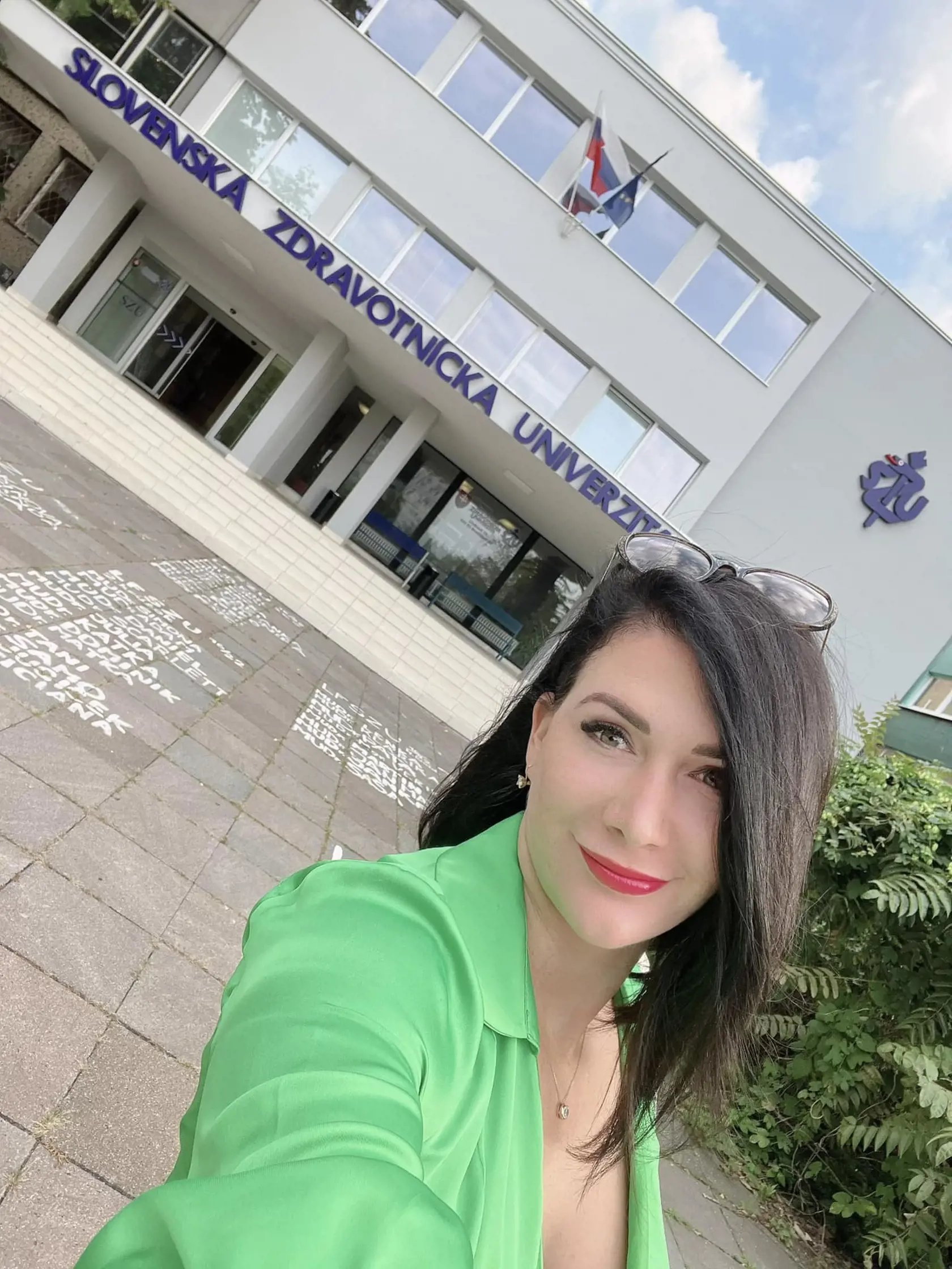 Cigániková dodáva, že má za sebou stáže v nemocniciach a poisťovniach, čo dosvedčila aj fotografiami.