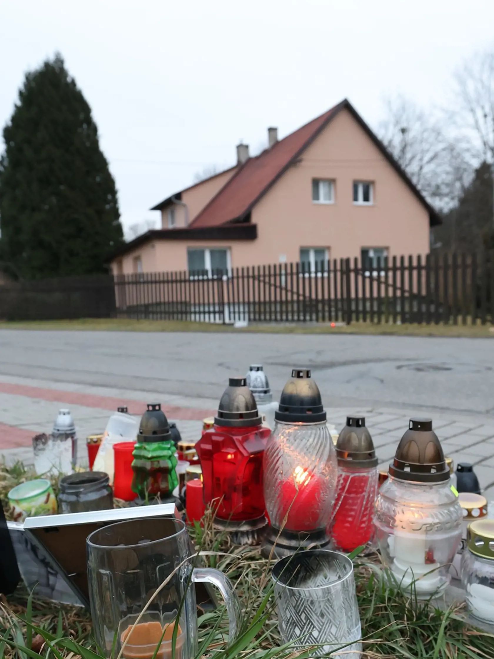 Oproti domu, kde tragicky zahynula Helena Zeťová, je množstvo kahancov. 