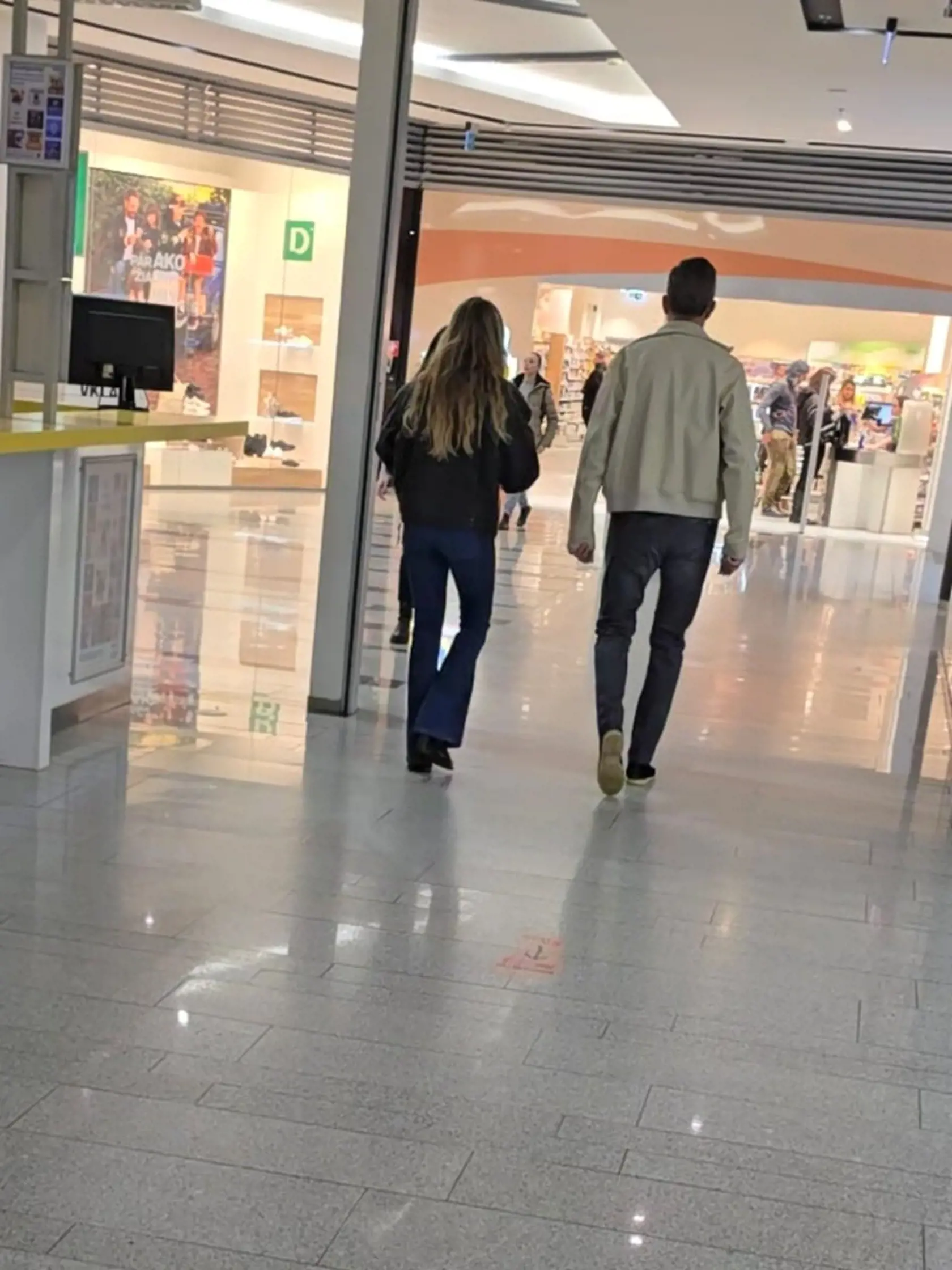 Exkluzívne zábery exministra Martina Glváča s misskou Annou Amenovou. Párik si užil spoločné chvíle v nákupnom centre, kde si obzerali obchody a najedli sa.