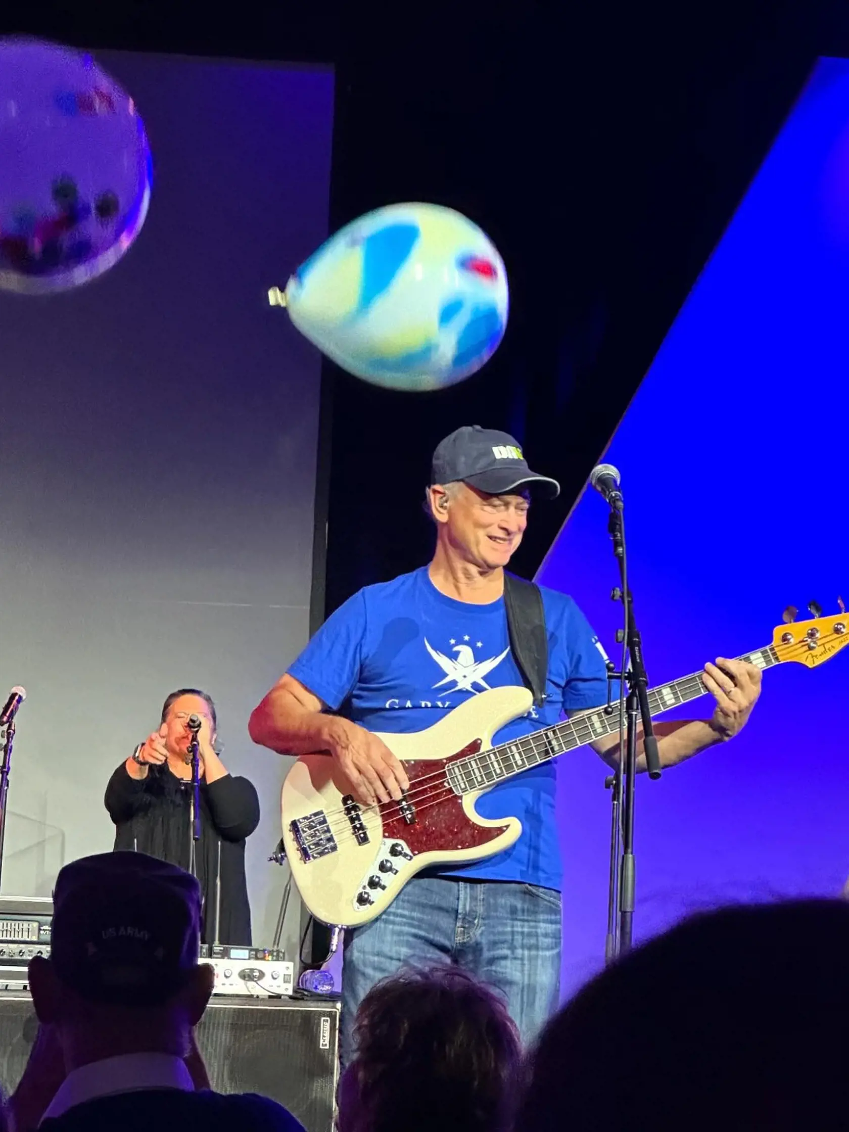 Herec Gary Sinise je tiež nadaným hudobníkom. So skupinou Lt. Dan Band, pomenovanej podľa poručíka Dana z Forresta Gumpa, hráva na vojenských základniach. 