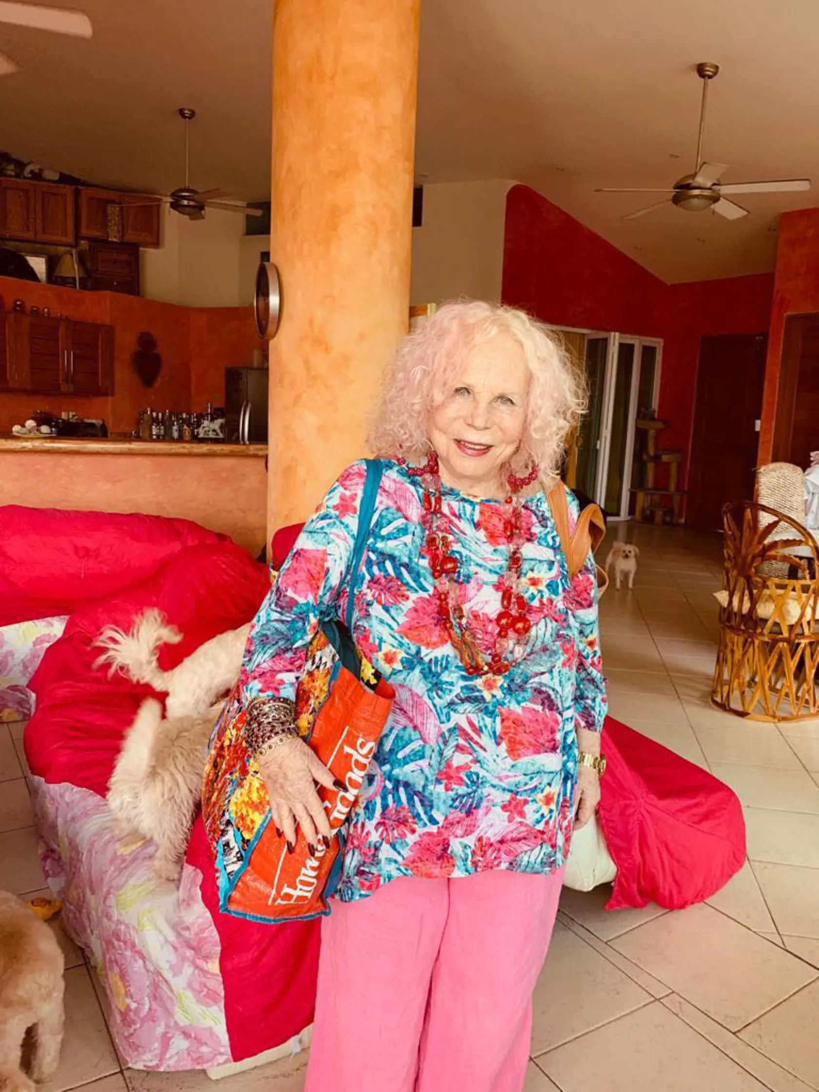 Yvonne Kálmán miluje napriek svojmu veku okázalosť a od okolia vyžaduje, aby sa k nej správalo ako k dáme.