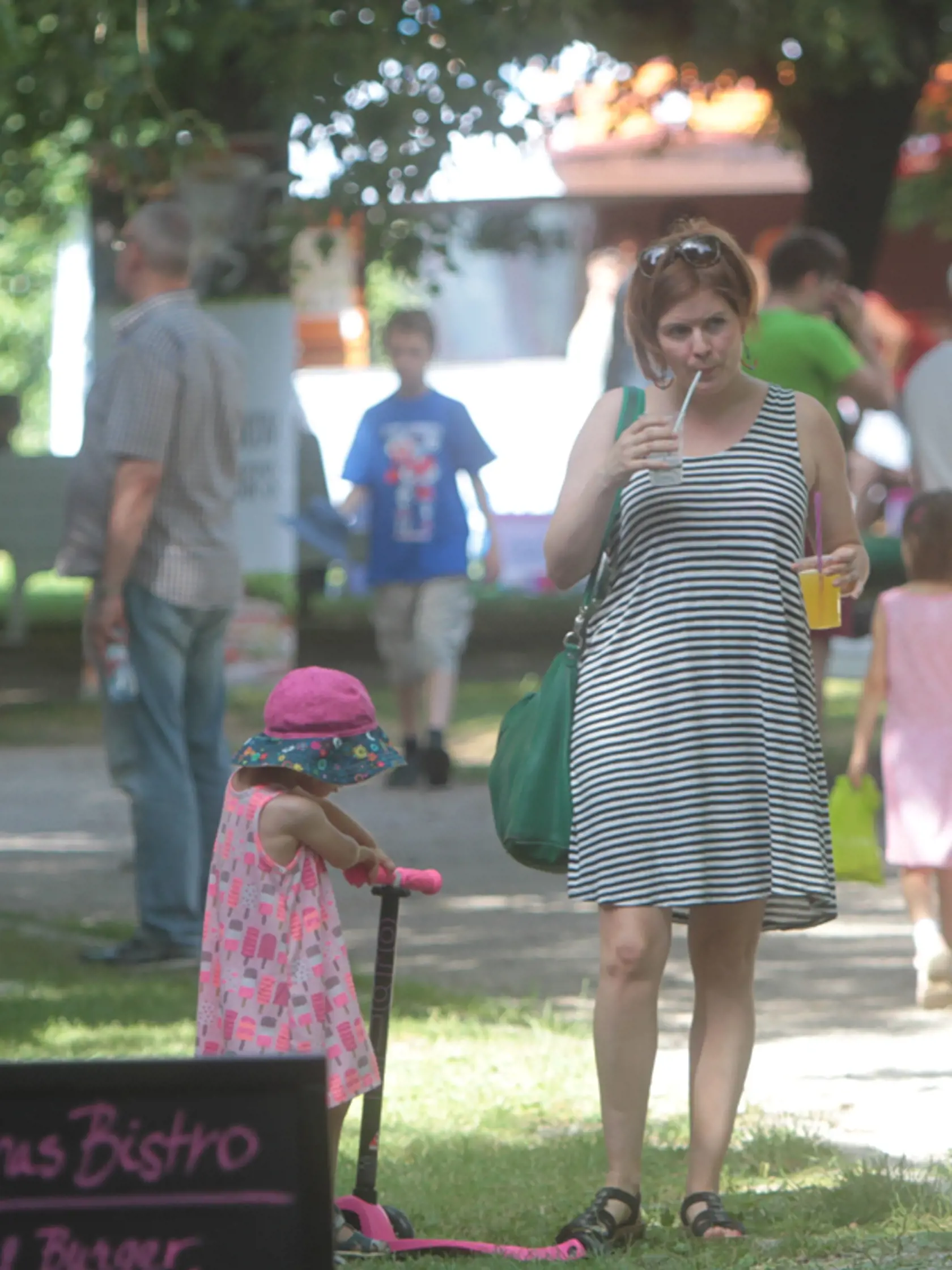 Herečka Zuzana Norisová dorazila s dcérou Júliou.