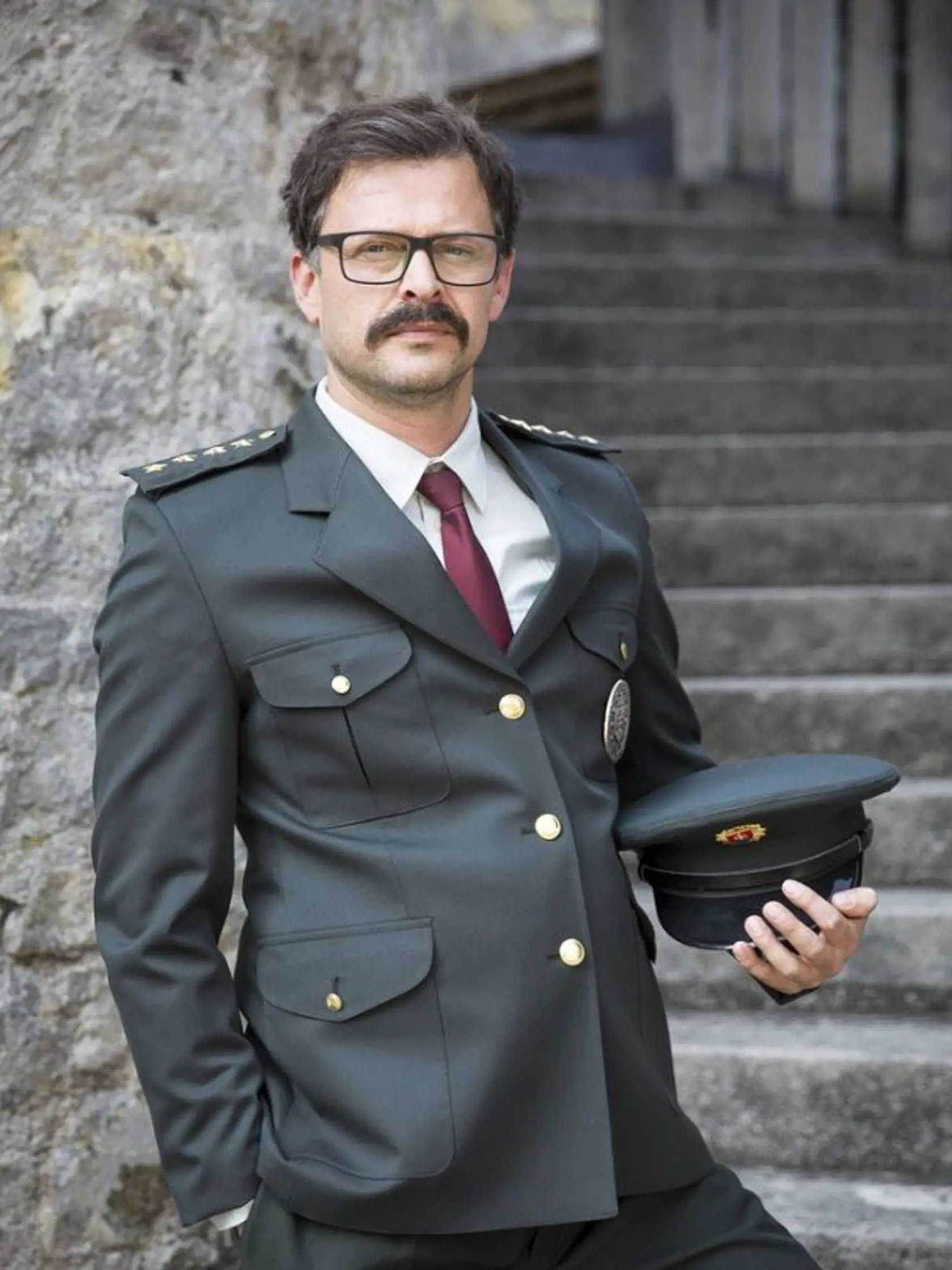 Kvôli účinkovaniu si musel napozerať detektívky.