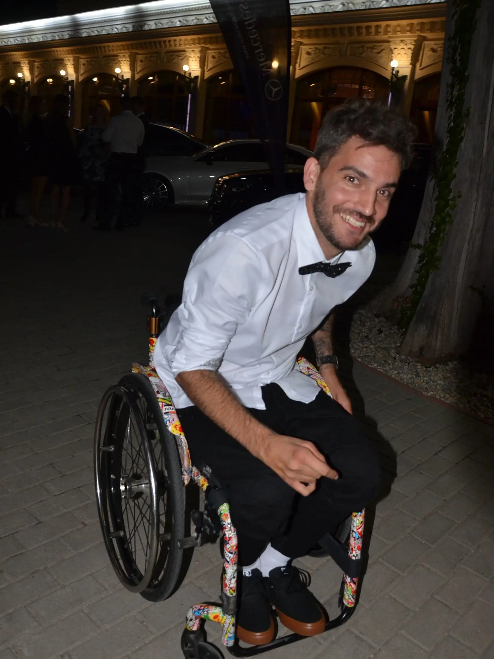 Na slávnostnom krste nechýbal ani známy a obľúbený raper a stand-up komik Bekim Aziri. Ten sa naozaj vyfešakoval a prišiel akoby na svadbu. Decentný motýlik mu nemohol chýbať.