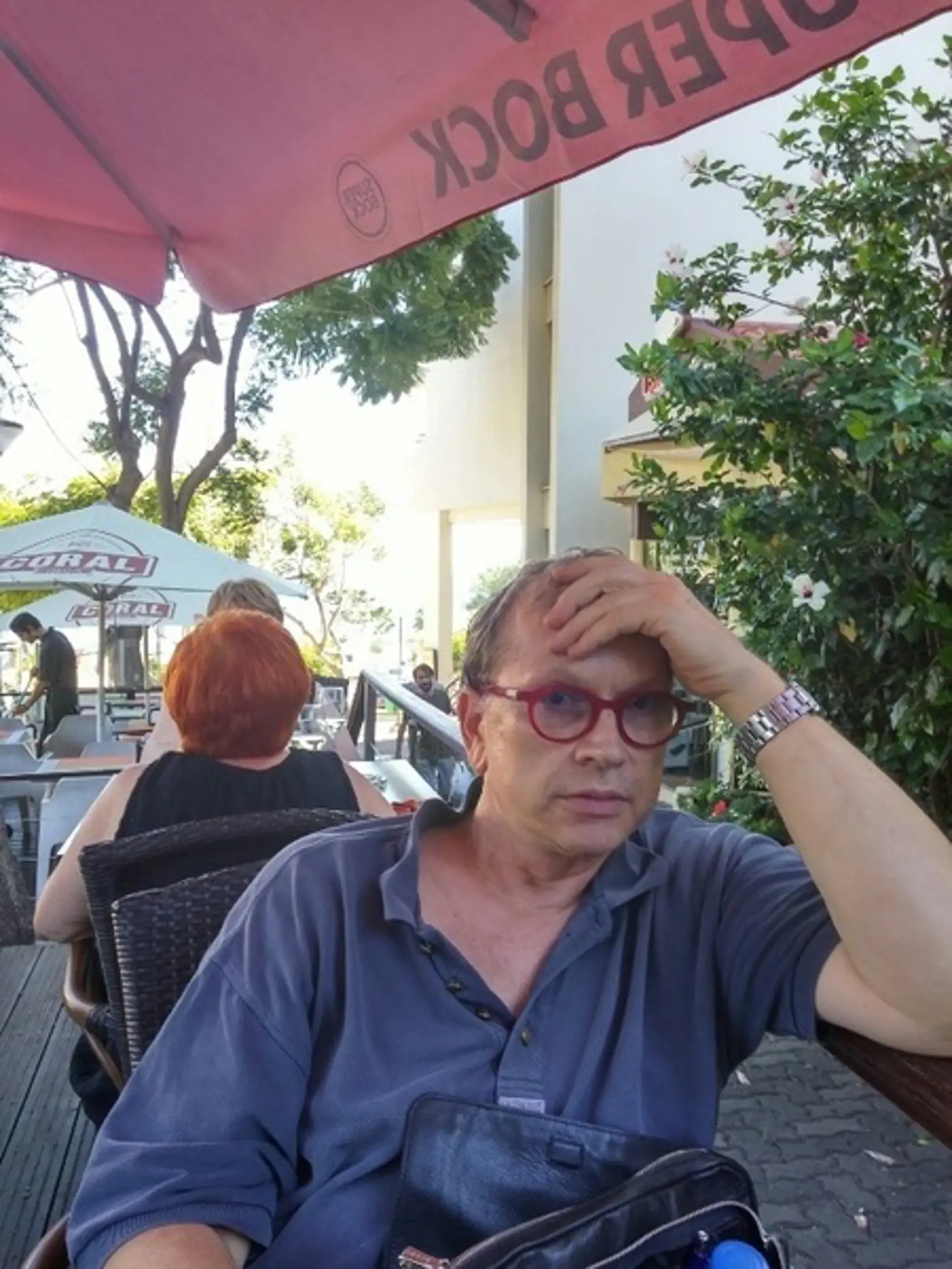 Juraj Ďurdiak v štýlových okuliaroch pôsobí, že ho turistika trochu zmohla...