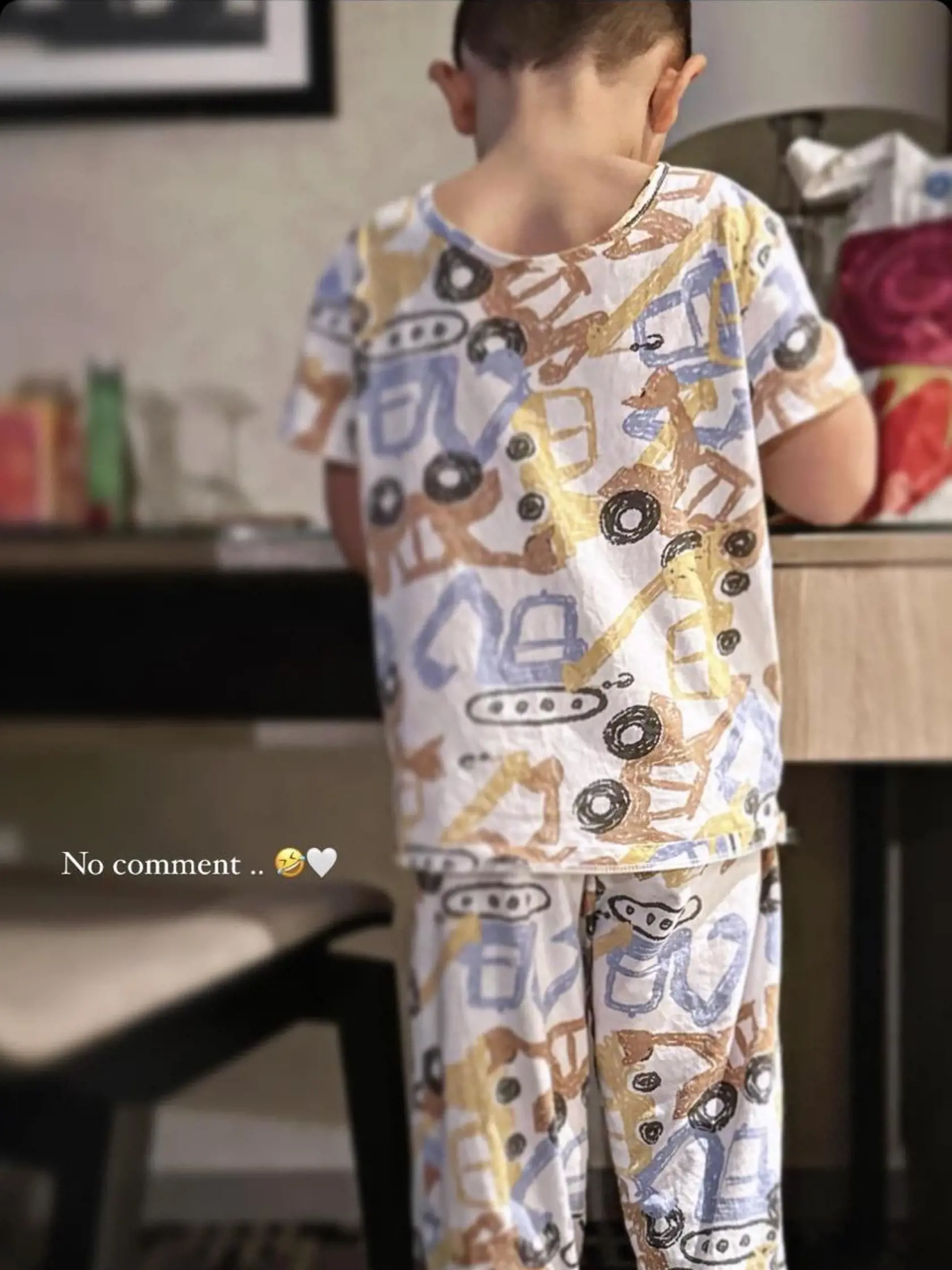 Zverejnila vtipný záber, ktorý pobavil jej fanúšikov. Jej syn si k pyžamku obliekol ružové lodičky.