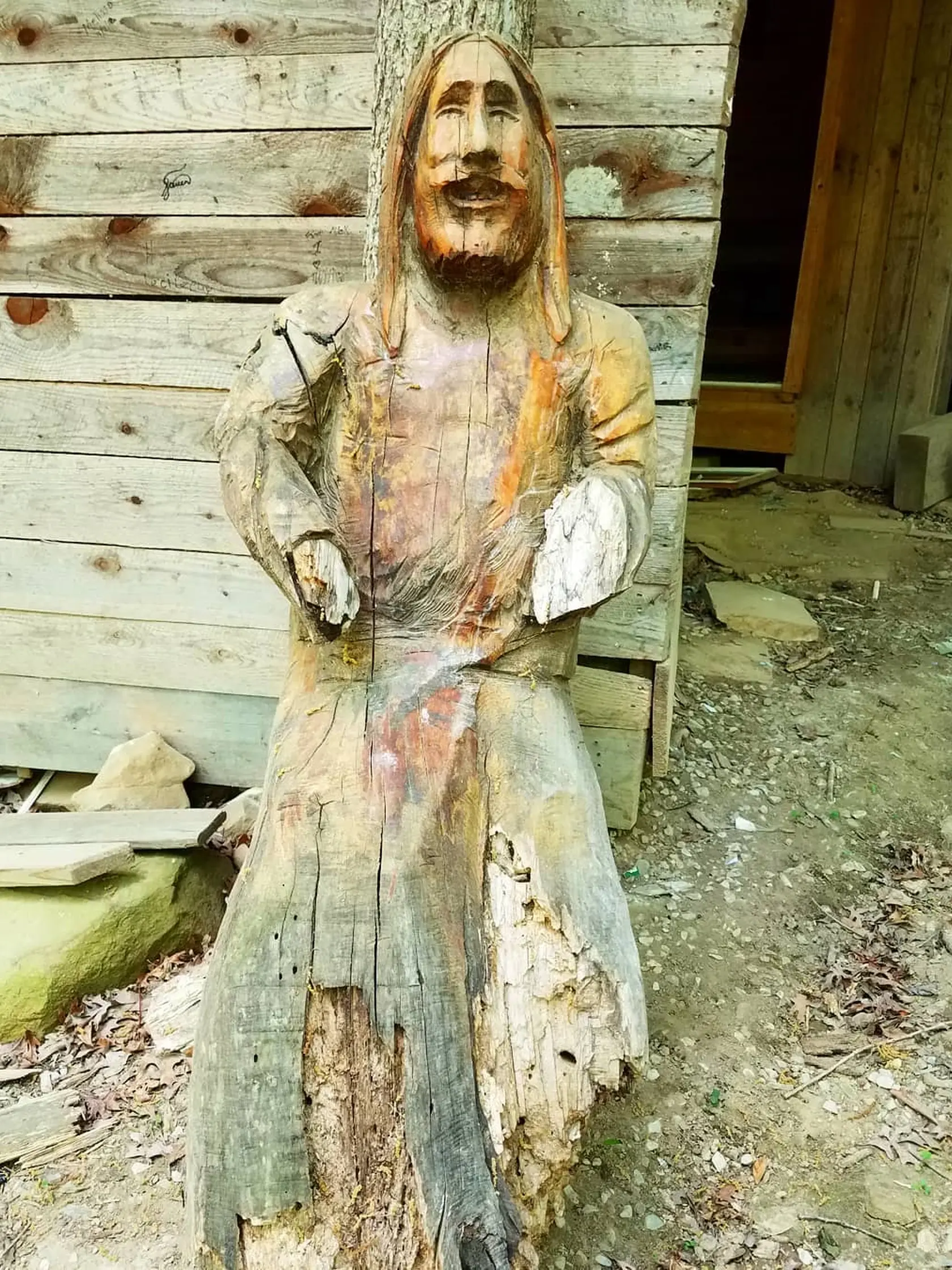 Miestny farár sa jedného dňa modlil a dostal pokyn od Boha, že má postaviť dom na strome. Vznikla tak 10-poschodová stavba s výškou takmer 30 metrov a s odhadovanou plochou viac než 3000 štvorcových metrov.