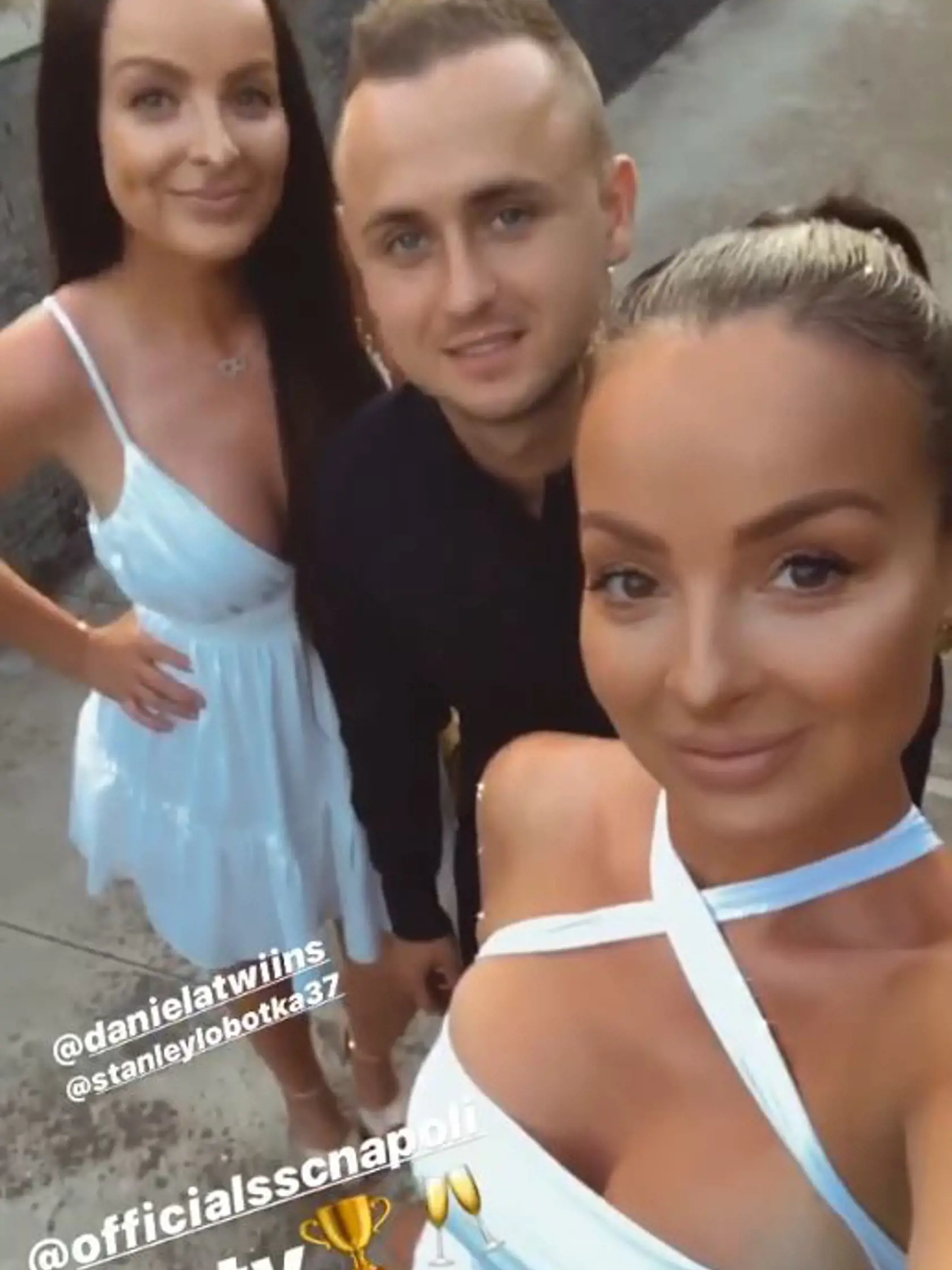 Na víťaznej párty Neapola nechýbal ani Stano Lobotka, ktorému robila doprovod nielen partnerka Daniela, ale aj jej sestra Veronika. Už tradične vytiahli zo šatníka odvážne outfity.