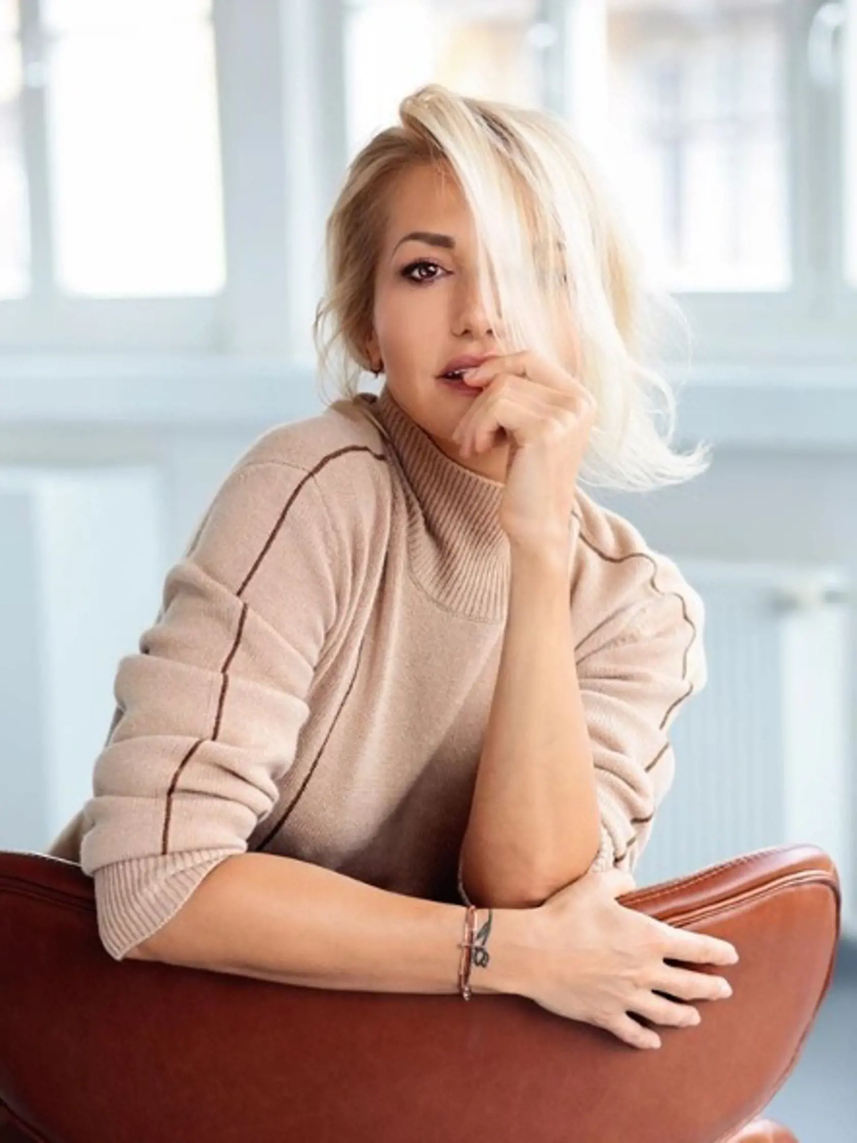 Dara Rolins (46)