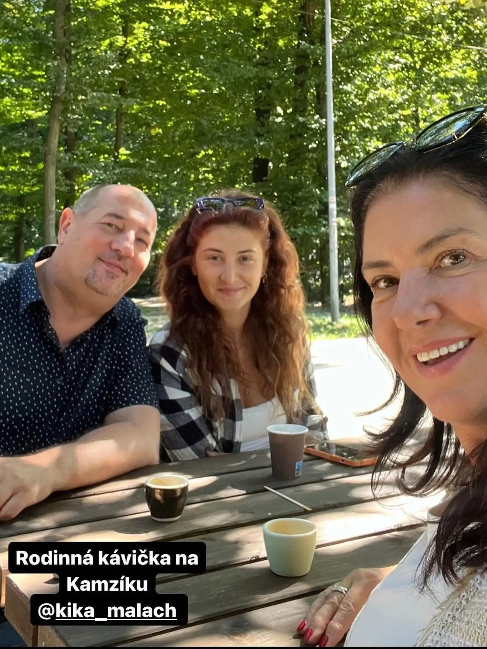 Na rodinnej kávičke s manželom Martinom a dcérou Kikou.