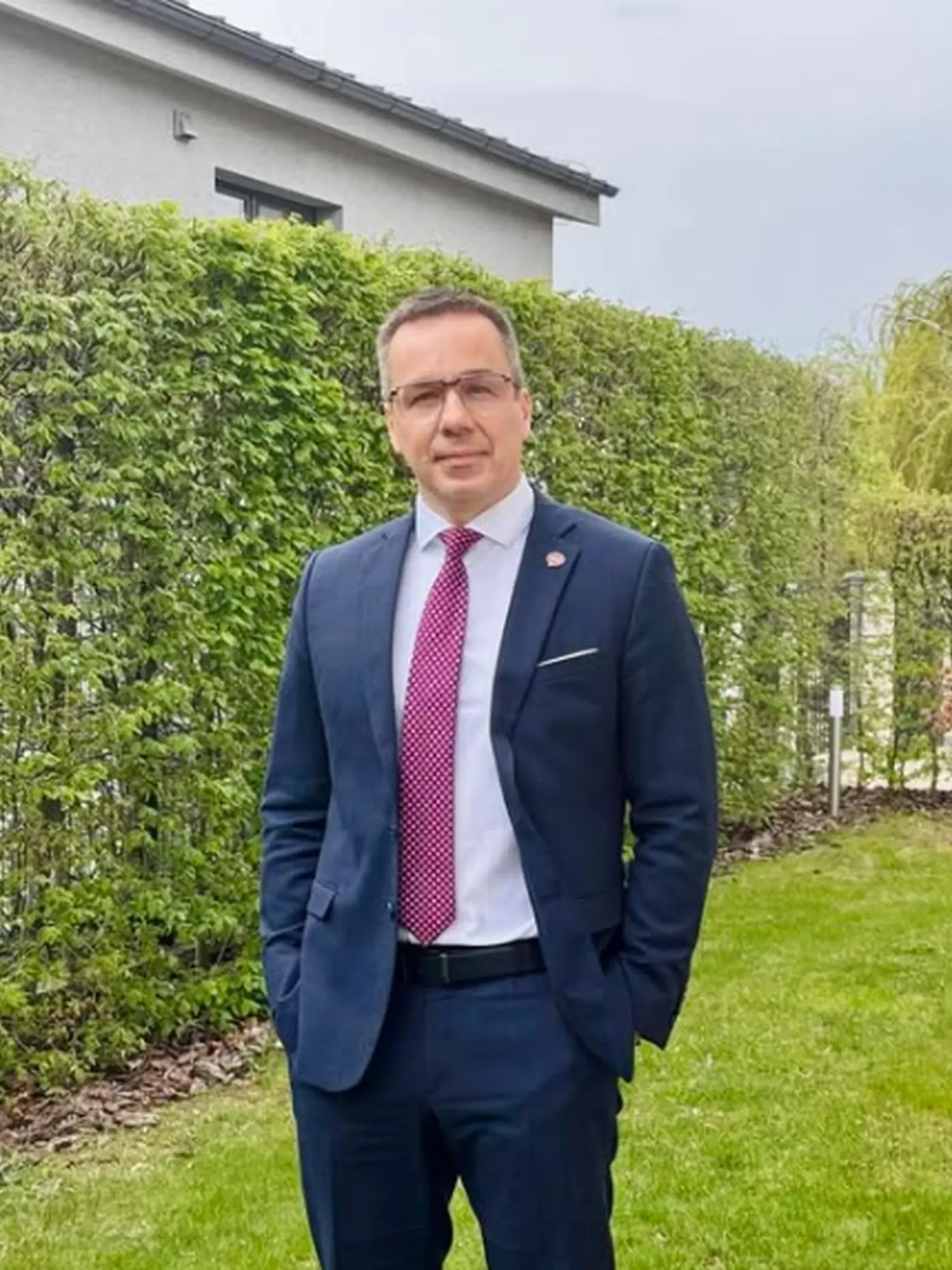 Víkend v obleku strávil aj minister práce Erik Tomáš (Hlas). „Priatelia, práve som sa vrátil z diskusie Na telo na Markíze a trochu odfukujem na našej záhrade. Dnes už bolo politiky dosť. Prajem pekný zvyšok Kvetnej nedele a idem sa aj ja povenovať svojej rodinke,“ napísal v nedeľu.