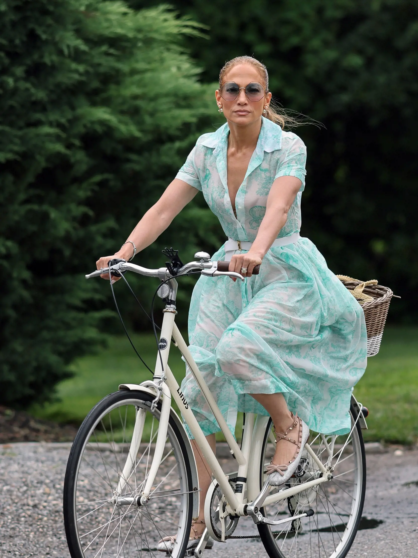 Jennifer si vetrá hlavu na bicykli.