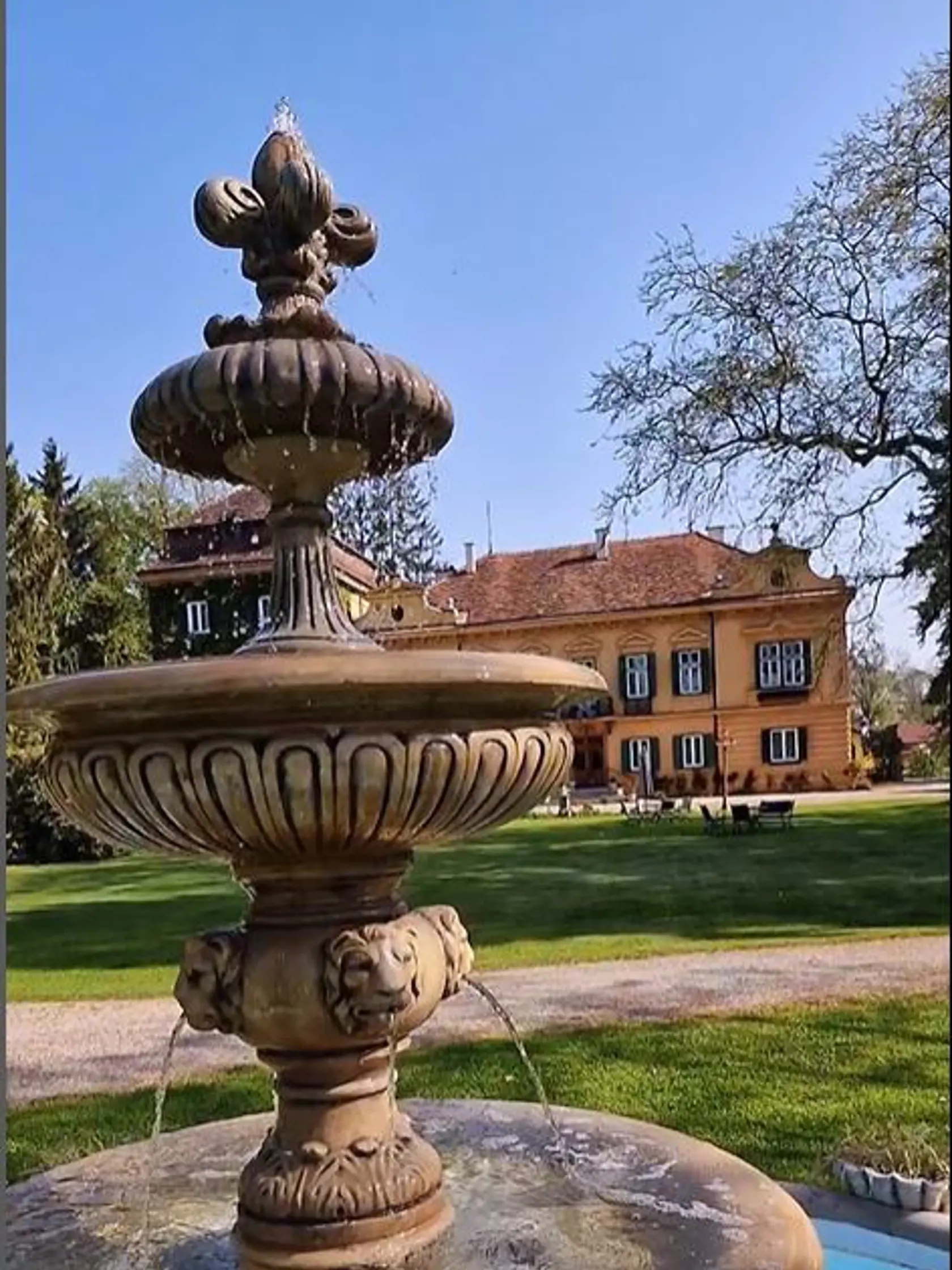 V exteriéri nájdete aj fontánu.