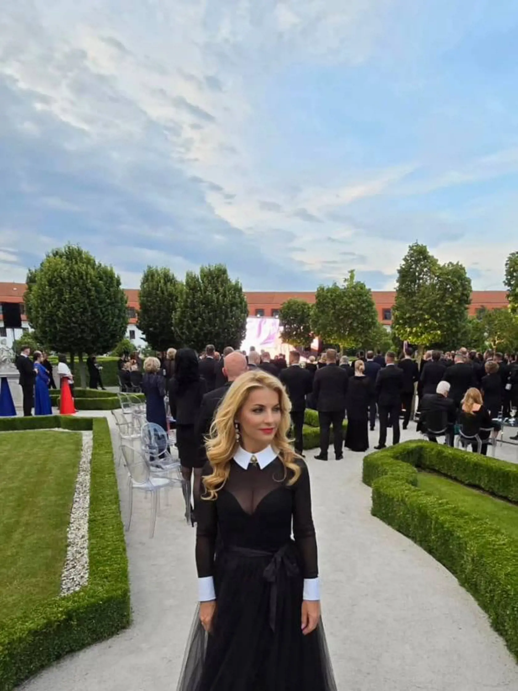 Ministerka kultúry SR Martina Šimkovičová si zvolila dlhé čierne šaty kombinované s tylom a s výraznými bielymi rukávmi a golierikom. Zaujala aj hlbokým výstrihom.